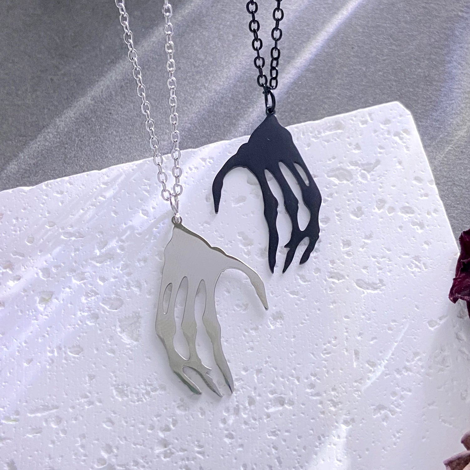 Wholesale Trendy Couple Skull Hand Heart Necklace Stainless Steel Fashion Accessory Gift for Best