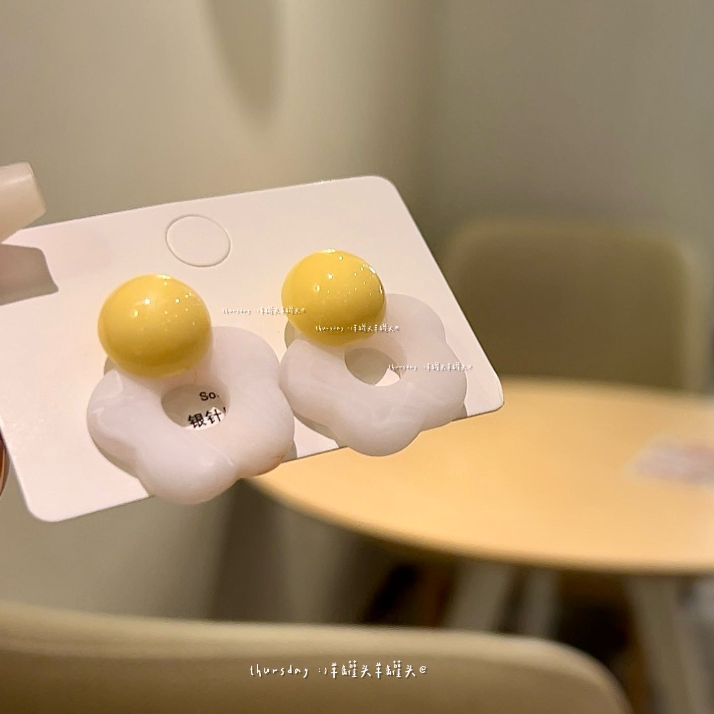 Wholesale acrylic blue contrast flower earrings