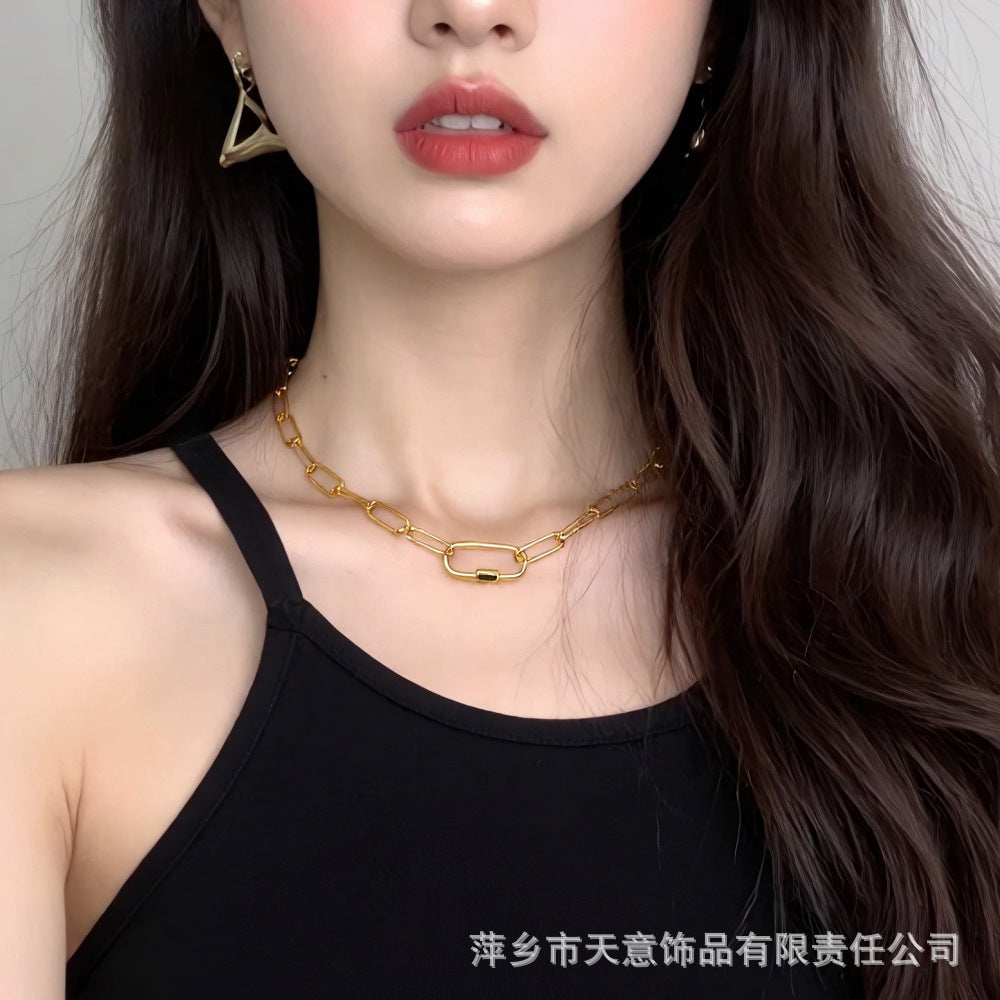 Wholesale Personalized design screw buckle oval pendant necklace three-color electroplating color-preserving clavicle chain