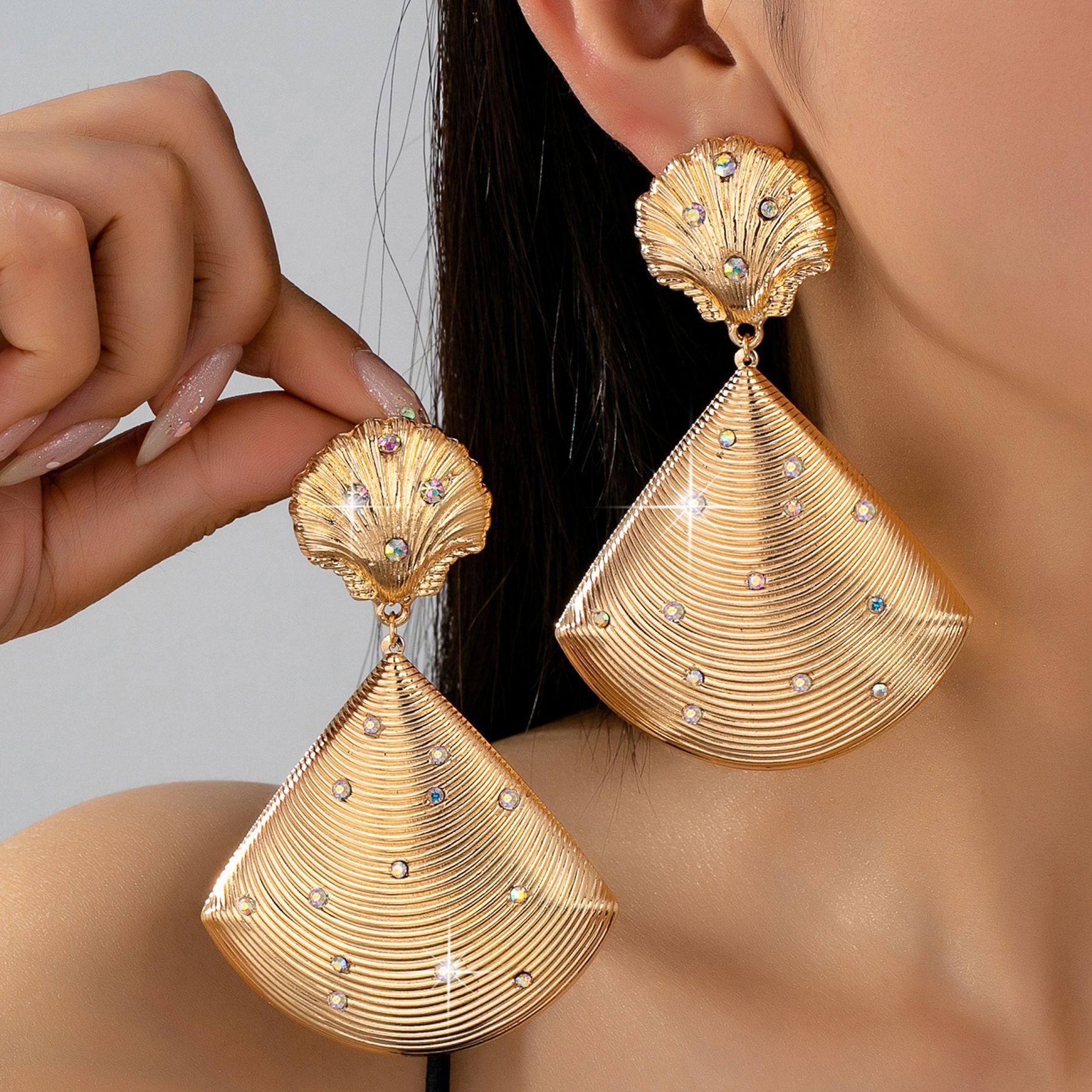 Wholesale Gold Shell Fan Shaped Rhinestone Earrings For Women Trendy Party Jewelry Accessory