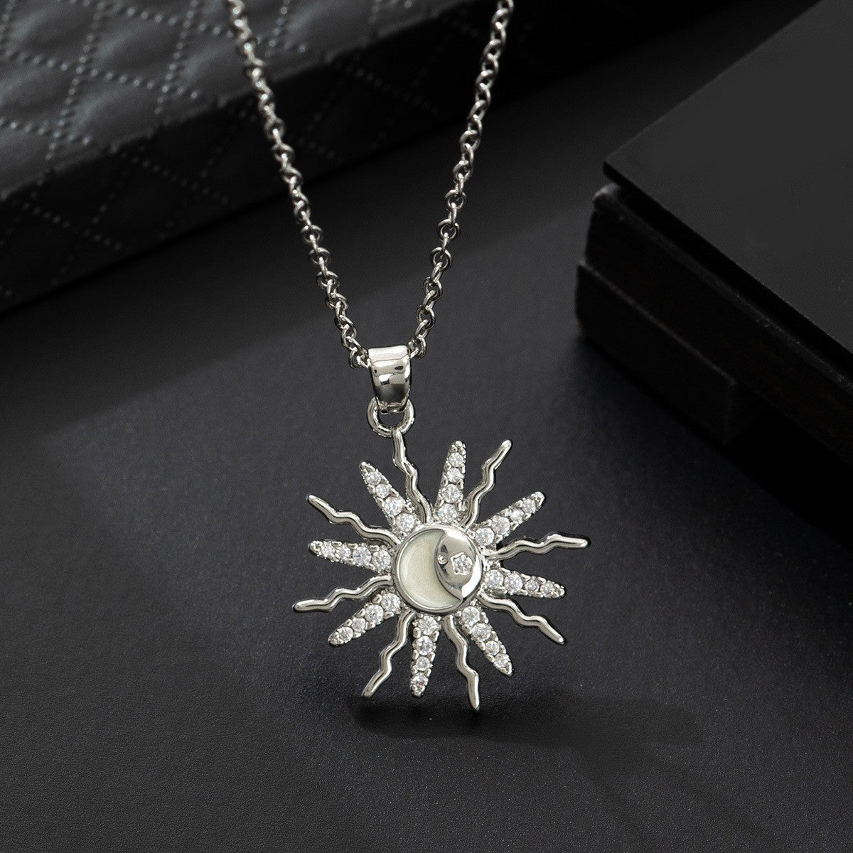 Wholesale Fashion Zircon Sun Geometric Pendant Necklace Trendy Collarbone Chain Jewelry Accessory For Resale