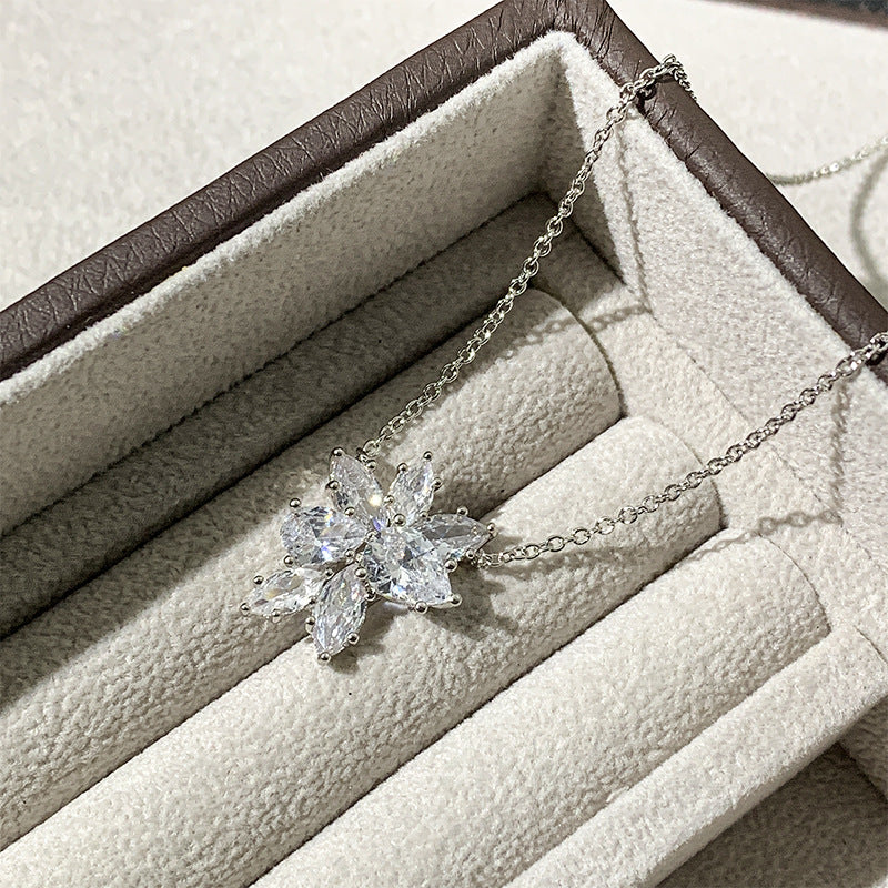 Wholesale  flower cluster necklace female V gold water drop  irregular pendant flower necklaces