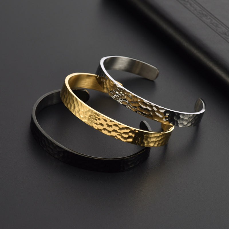 Bracciale per coppia in stile casual aperto in acciaio inossidabile dorato battuto a mano all'ingrosso