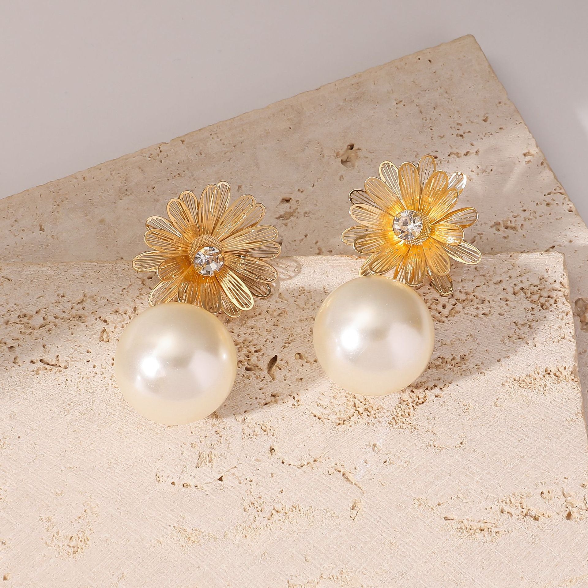 Wholesale  retro classic unique temperament metal flower pearl earrings