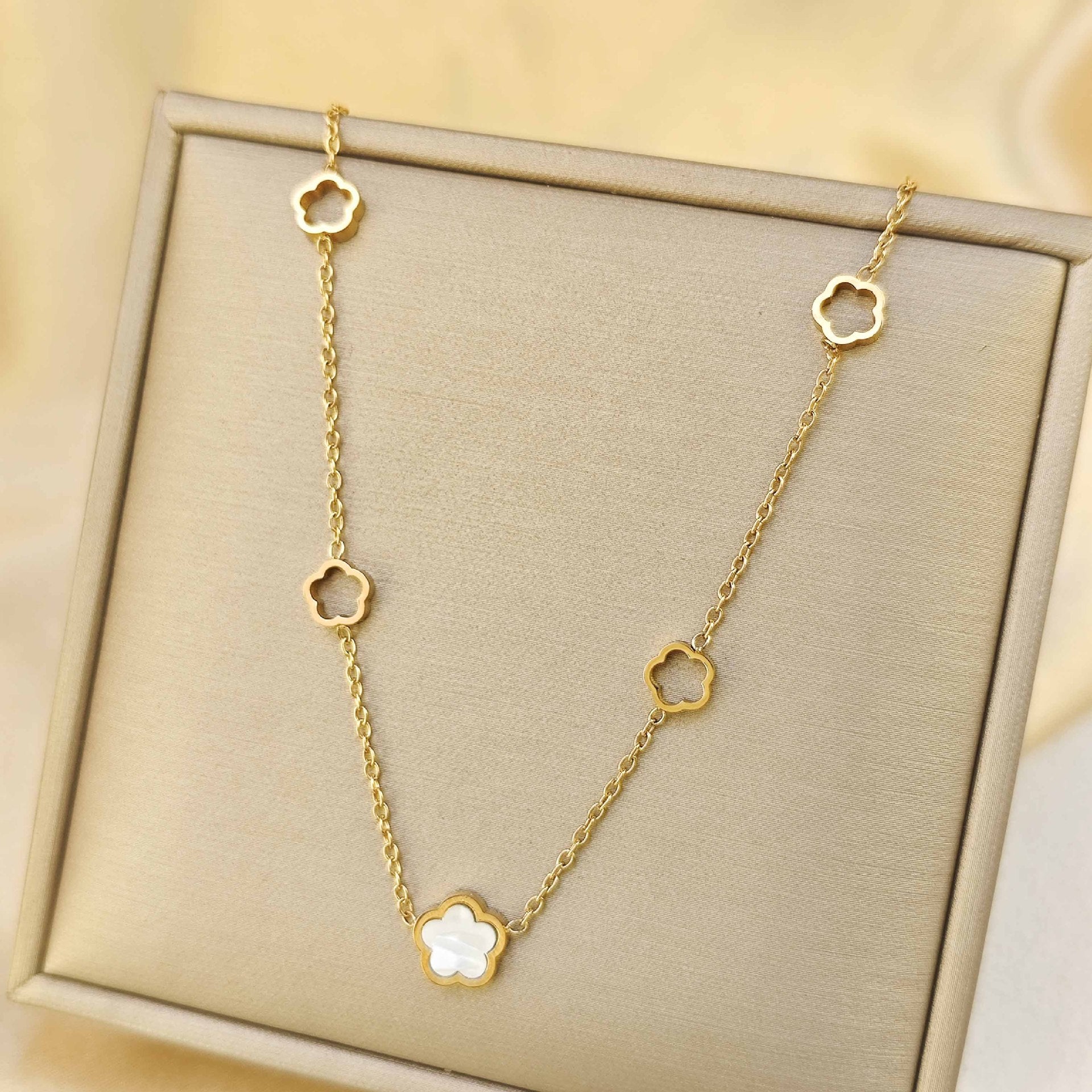 Wholesale White Shell Flower Pendant Necklace Titanium Steel Trendy Jewelry Accessory for Women Office Style