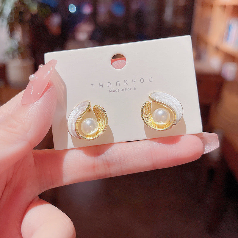 Wholesale Simple and Luxurious Heart-shaped Pearl Earrings