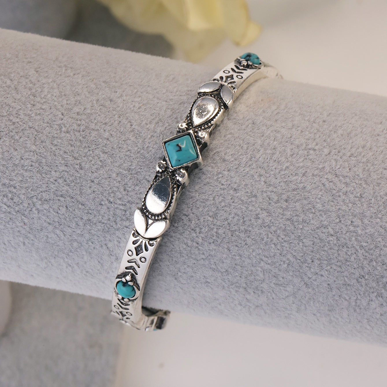 Wholesale Retro Turquoise Inlay Bracelet Zinc Alloy Round Stone Jewelry Accessory For Everyday Wear