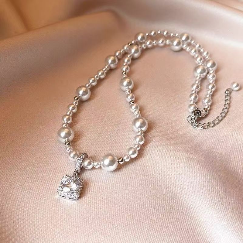 Wholesale Manta Sugar Cube Pearl Necklace Women S Trendy Sweater Chain With Fu Character Motif Fashion Jewelry Accessory For Boutique Resale