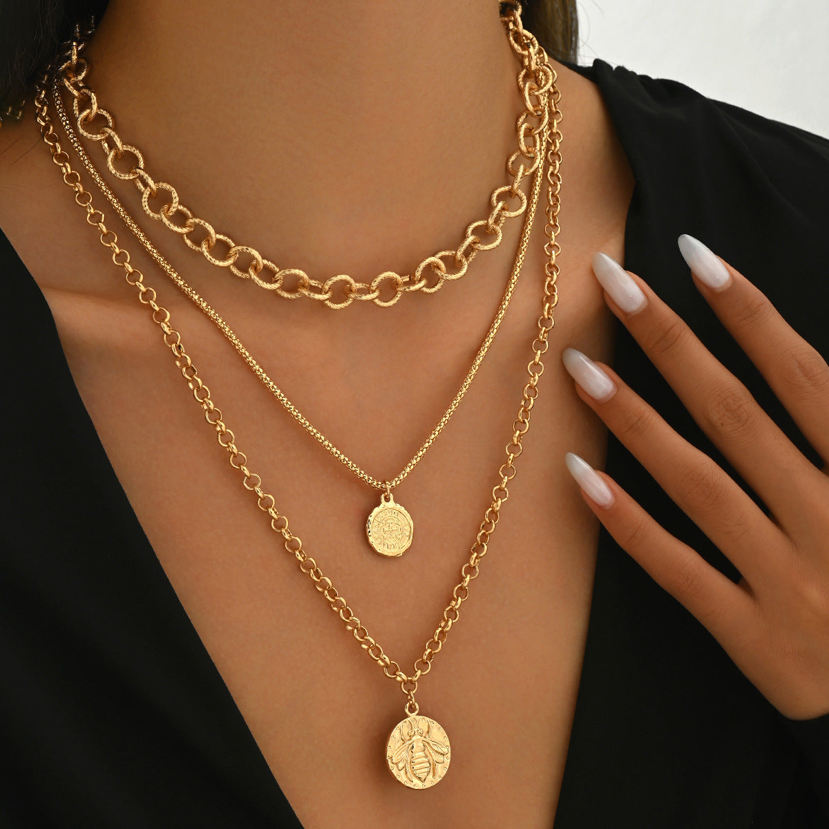 Wholesale round brand bee pendant zinc alloy necklace