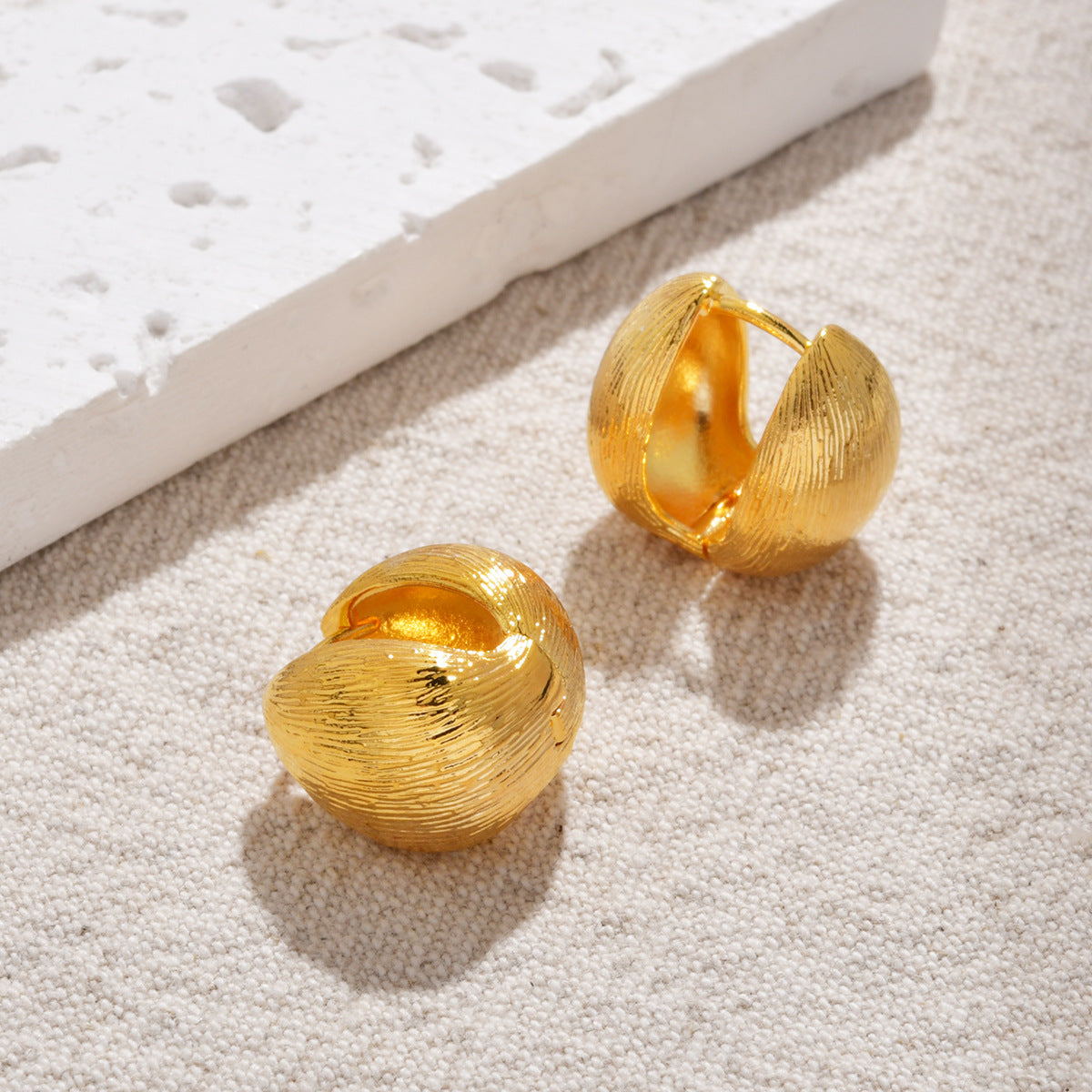 Wholesale  Retro Fashion Distinctive Water Drop Wire-drawing Striped Ear Buckle