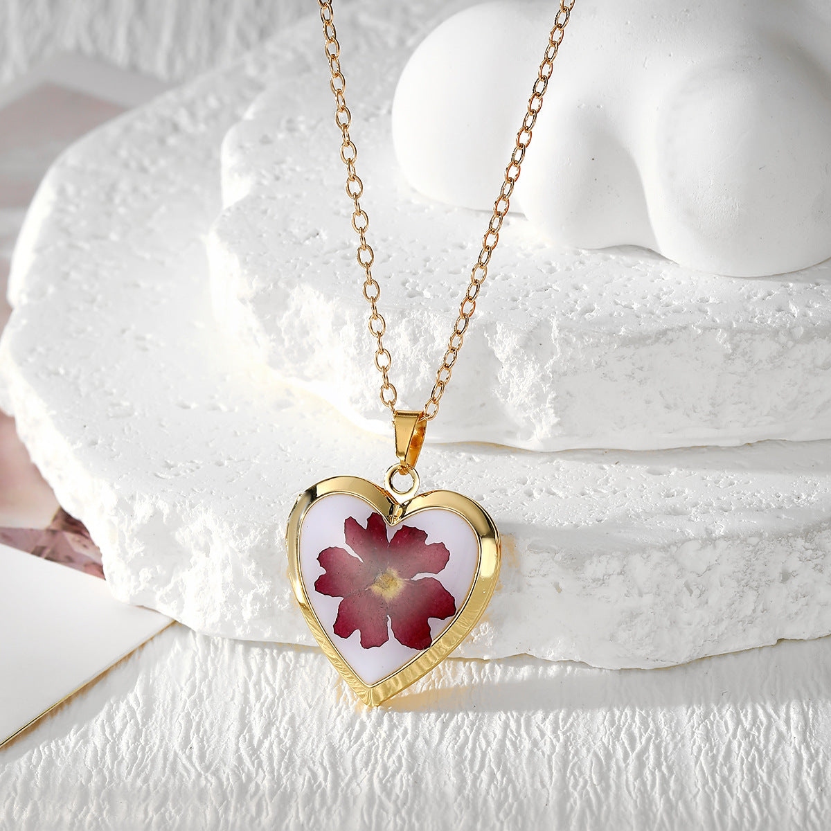 Wholesale Bohemian Resin Pendant Necklace With Dried Flowers Heart Photo Locket Style Fashion Accessory For Boutique Resale