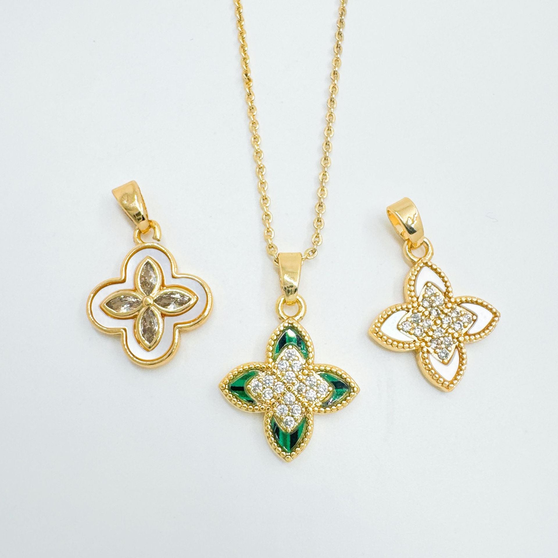 Wholesale Chic Four-Leaf Clover Pendant Gold Plated Copper European Style Jewelry Accessory
