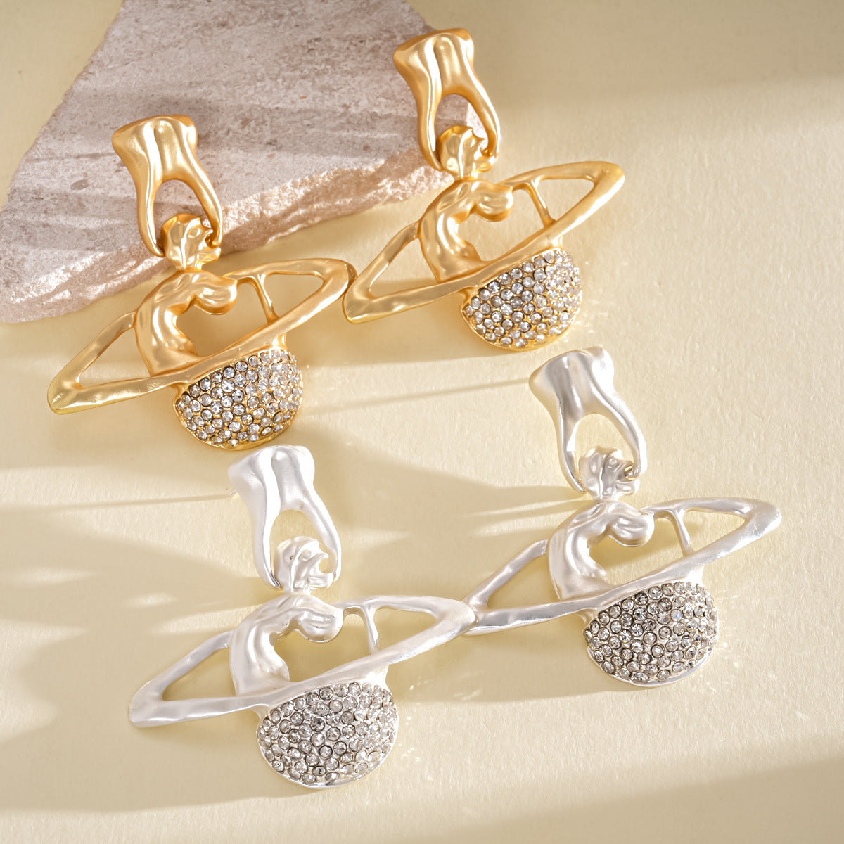 Wholesale Trendy Saturn Star Stud Earrings,  Rhinestone Inlaid Alloy Pierced Earrings for Women,  Fashion Jewelry Gift