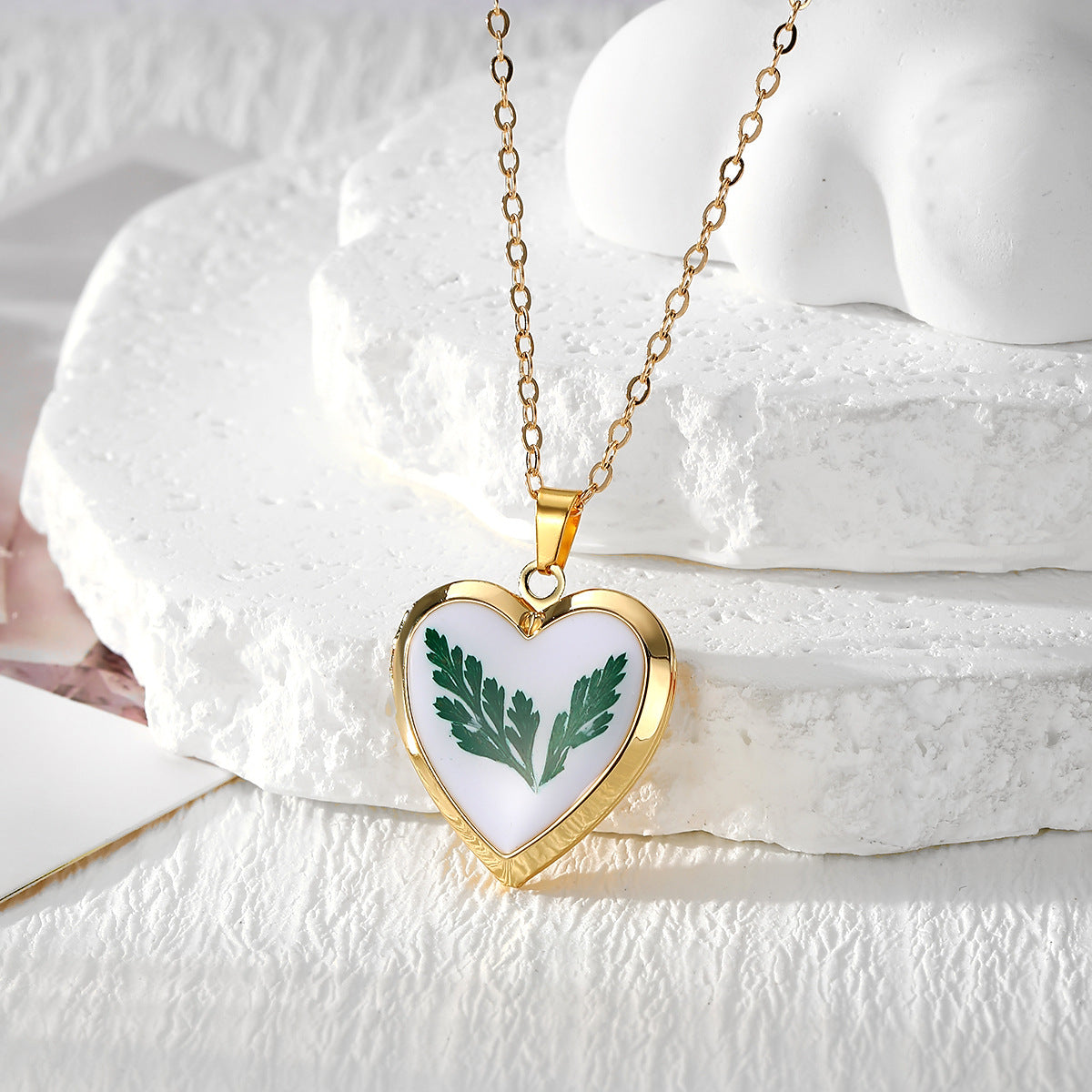 Wholesale Bohemian Resin Pendant Necklace With Dried Flowers Heart Photo Locket Style Fashion Accessory For Boutique Resale