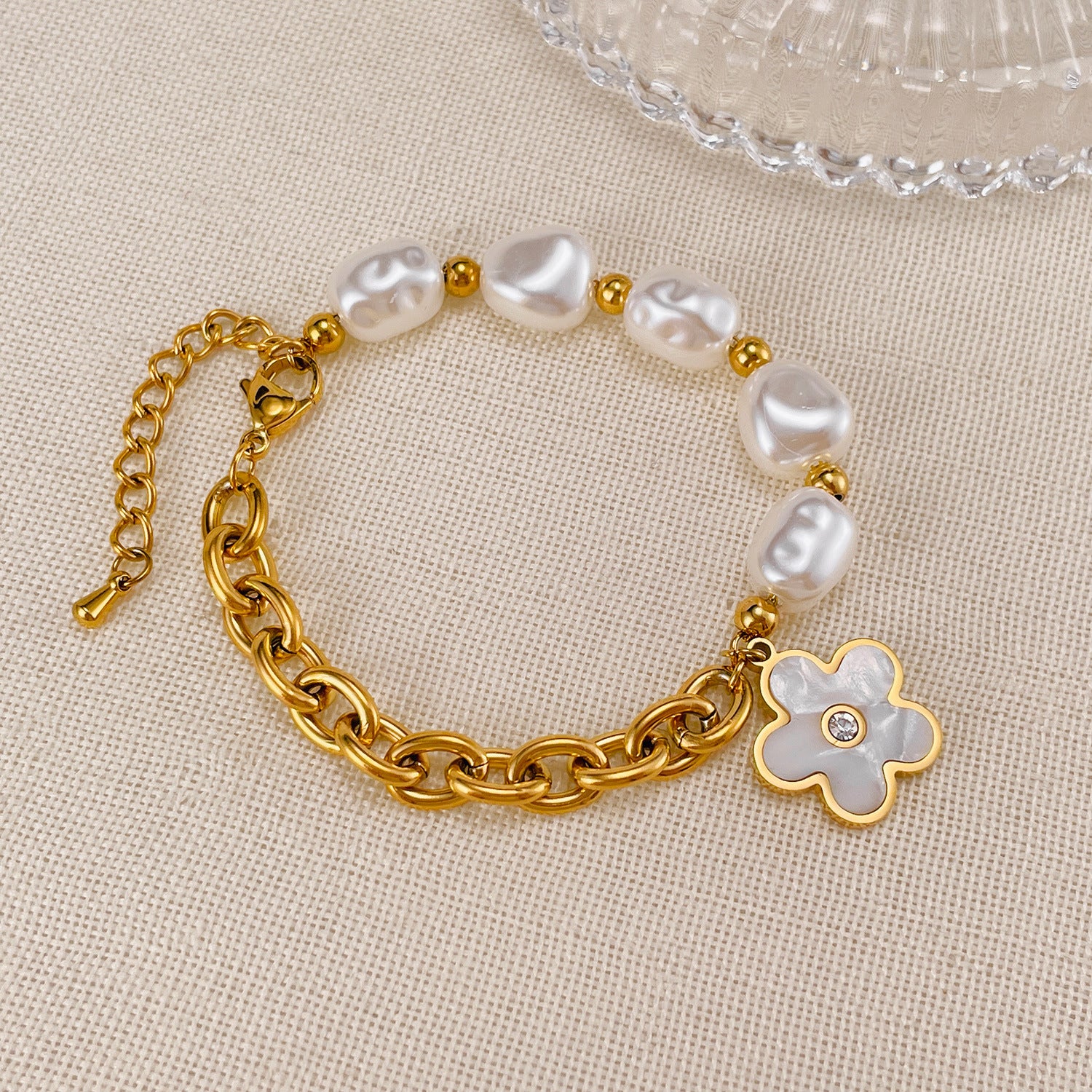Wholesale stainless steel mother shell flower pendant light luxury  freshwater pearl bracelet