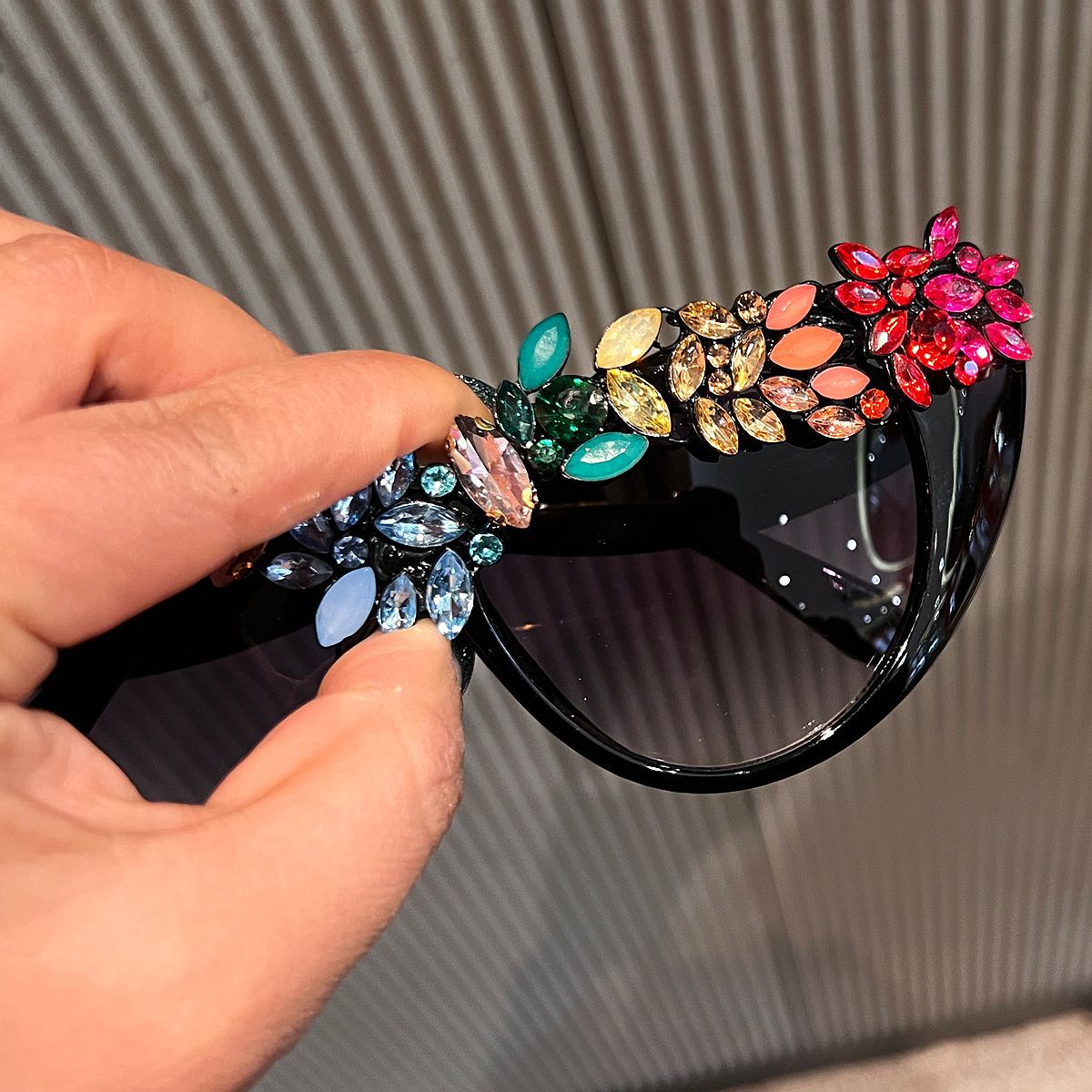 Wholesale Sweet Cool Wind Cat-Eye Rhinestone Sunglasses for Women Party Decorative Fashion Accessory