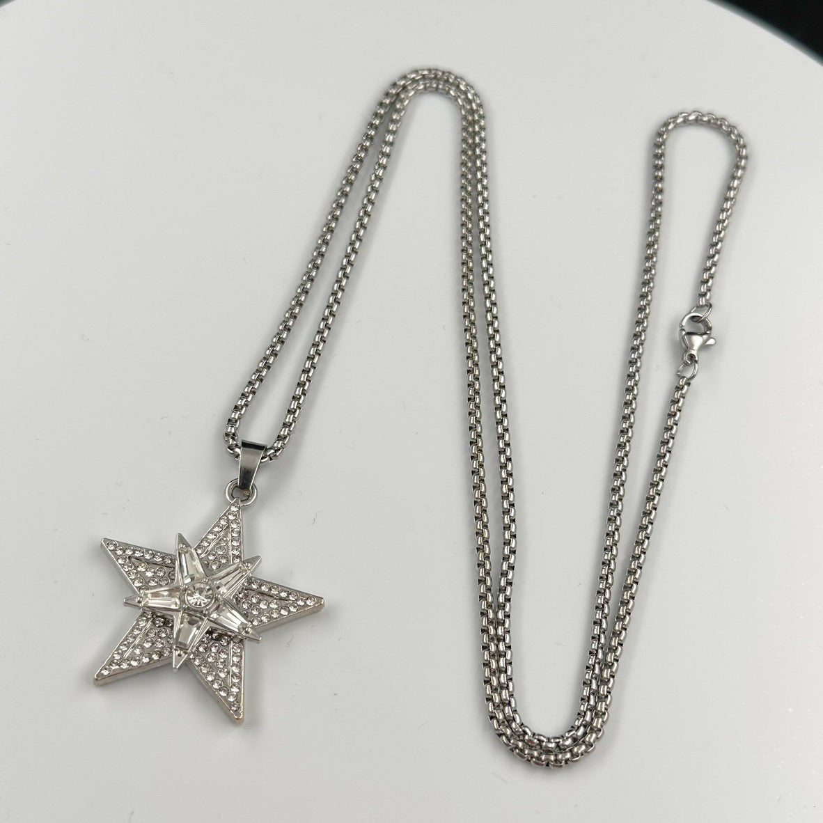 Wholesale Zinc Alloy Rotating Star Pendant Necklace with Diamond Finish Street Style Jewelry