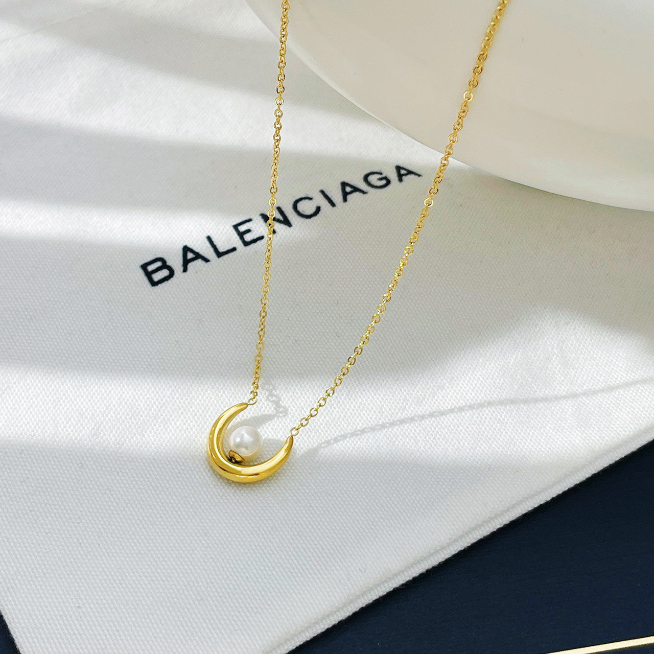 Wholesale Titanium Steel Pearl Crescent Clavicle Necklace