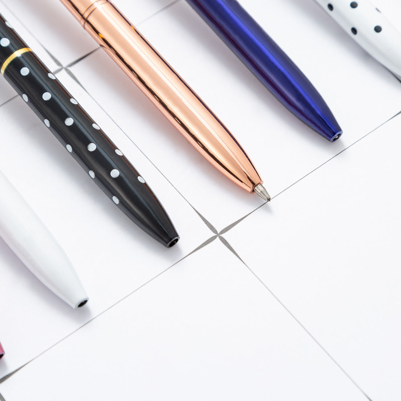 Wholesale  four-leaf clover shape wave point ballpoint pen