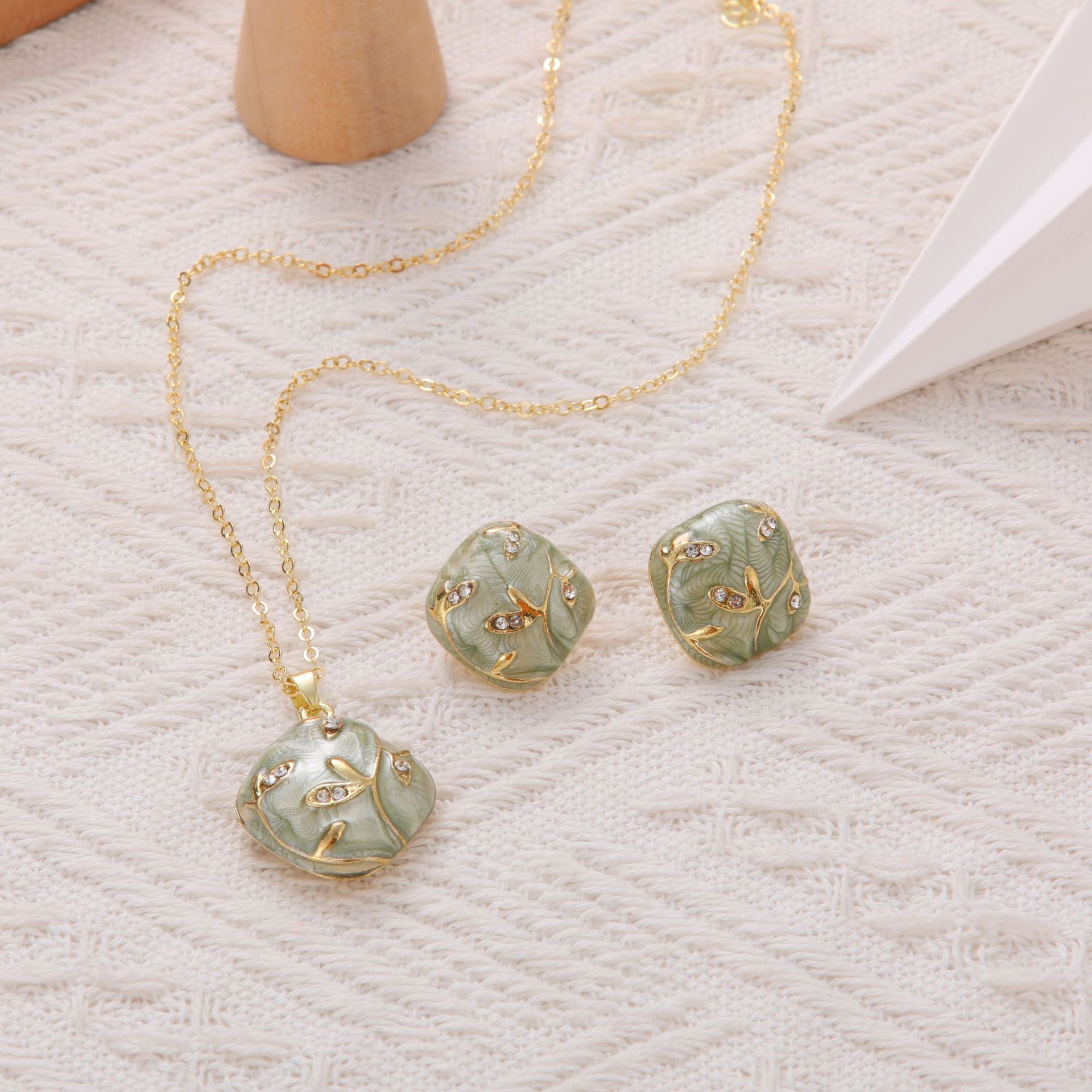 Wholesale Gold Tone Alloy Vintage French Style Crystal Block Pendant Necklace Earrings Set Trendy Party Gift