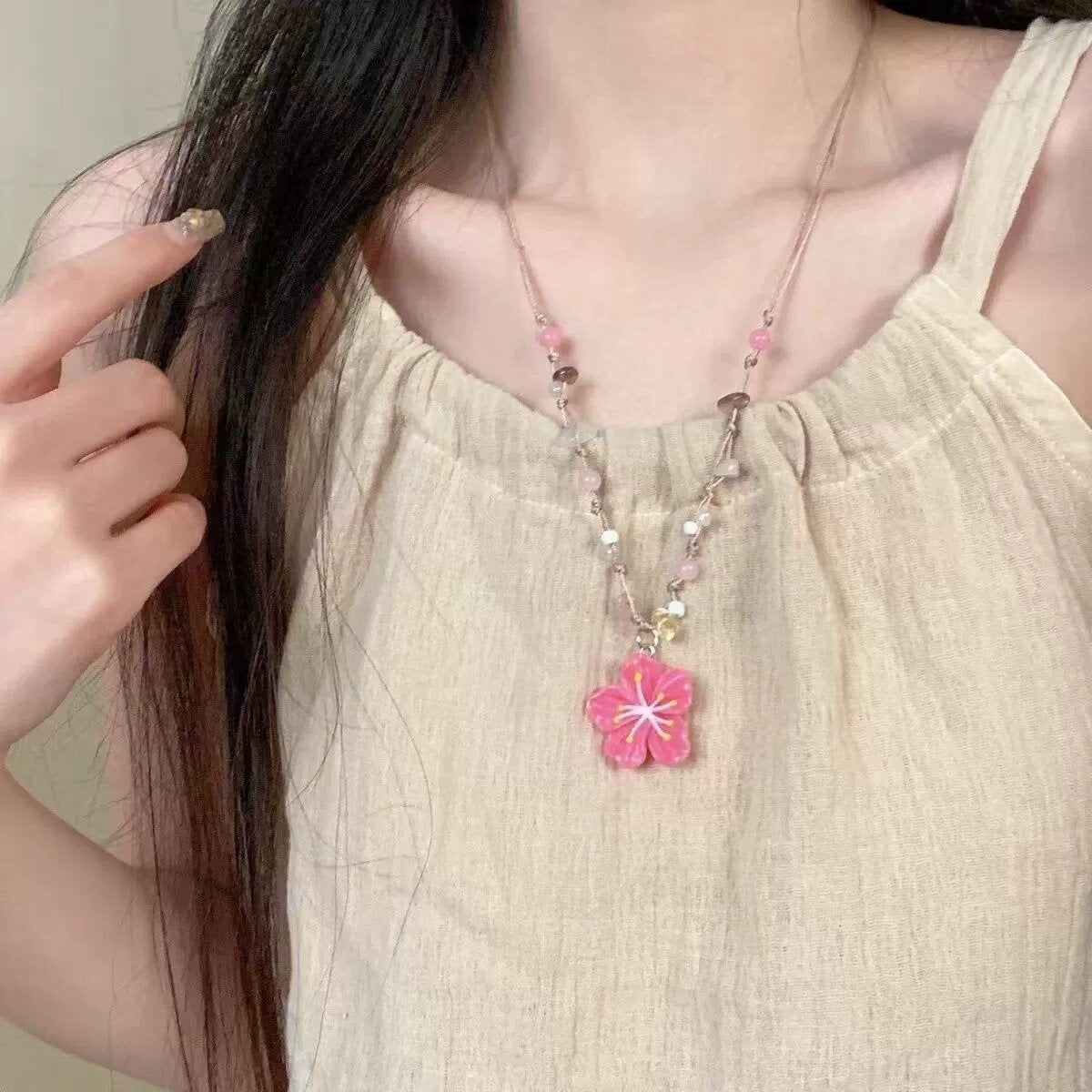 Wholesale Stylish White Resin Flower Pendant Necklace Summer Beach Vacation Women S Collarbone Chain Fashion Accessory