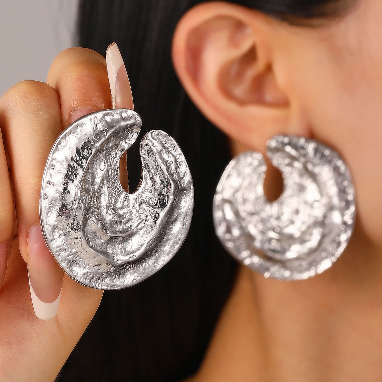 Wholesale Electroplated Metal Earrings Geometric Oval Pattern Fashion Accessory