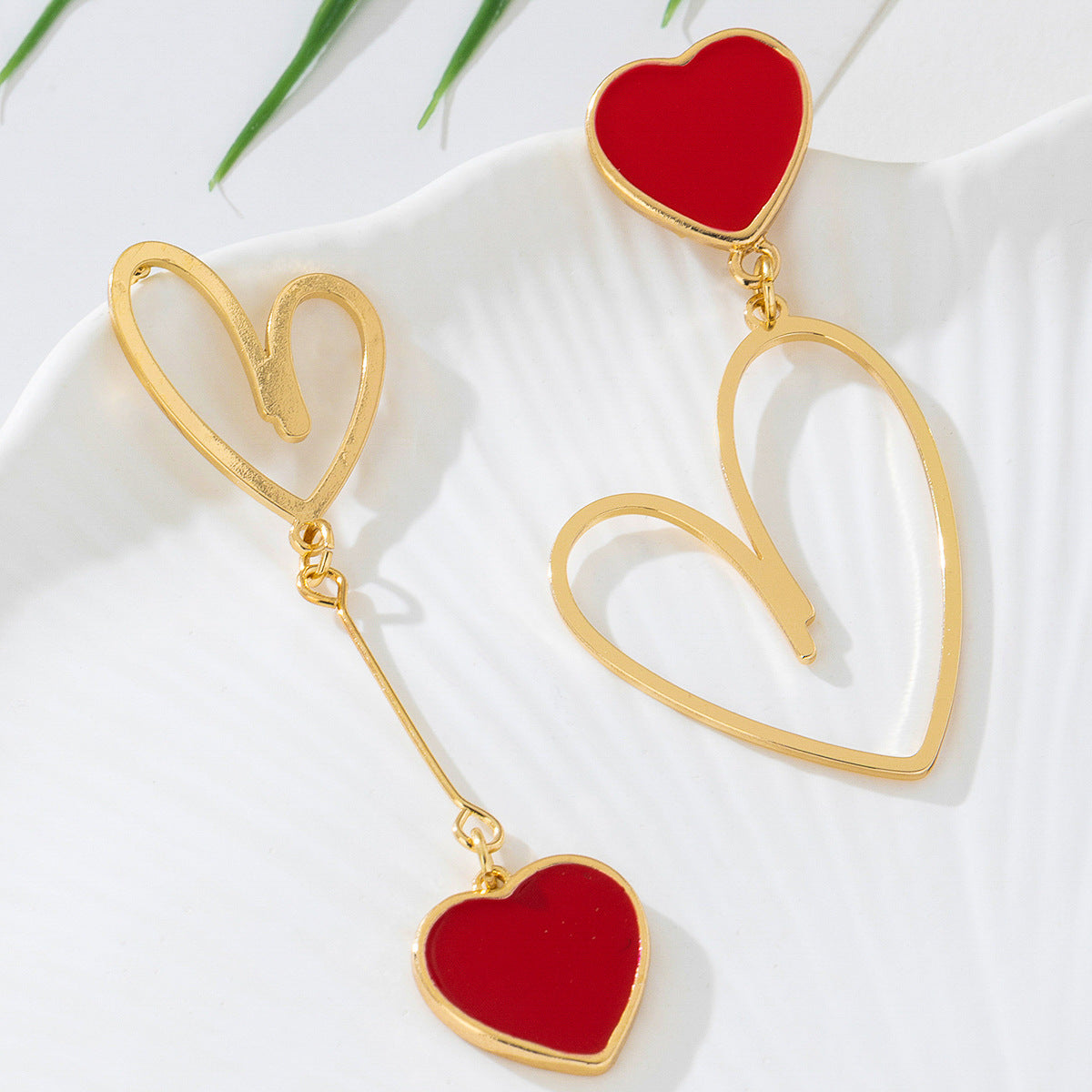 Wholesale Trendy Asymmetric Pink Heart Drop Earrings Alloy Electroplated Jewelry Accessory