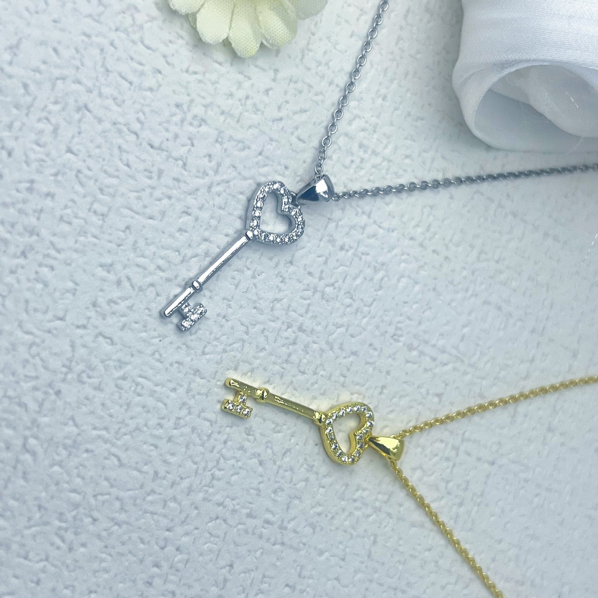 Wholesale Chic Heart Shaped Key Collarbone Necklace Gold Tone Rhinestone Pendant Jewelry For Women Gift