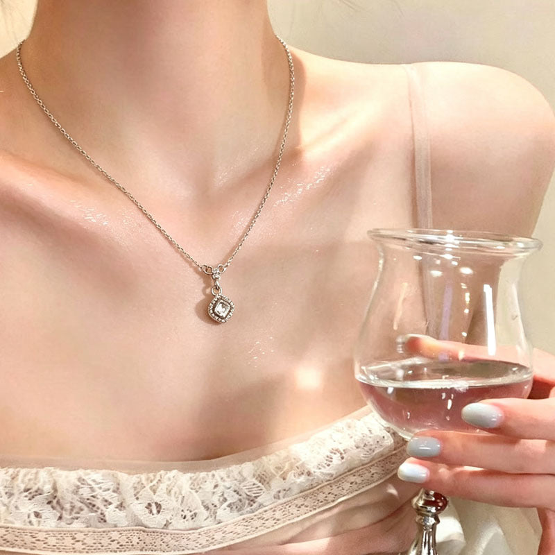 Wholesale French-Style Retro Sugar Cube Necklace,  Elegant Commuter Accessory for Women,  Niche Exquisite Collarbone Chain,  Sweet Girl Student Daily Accessory