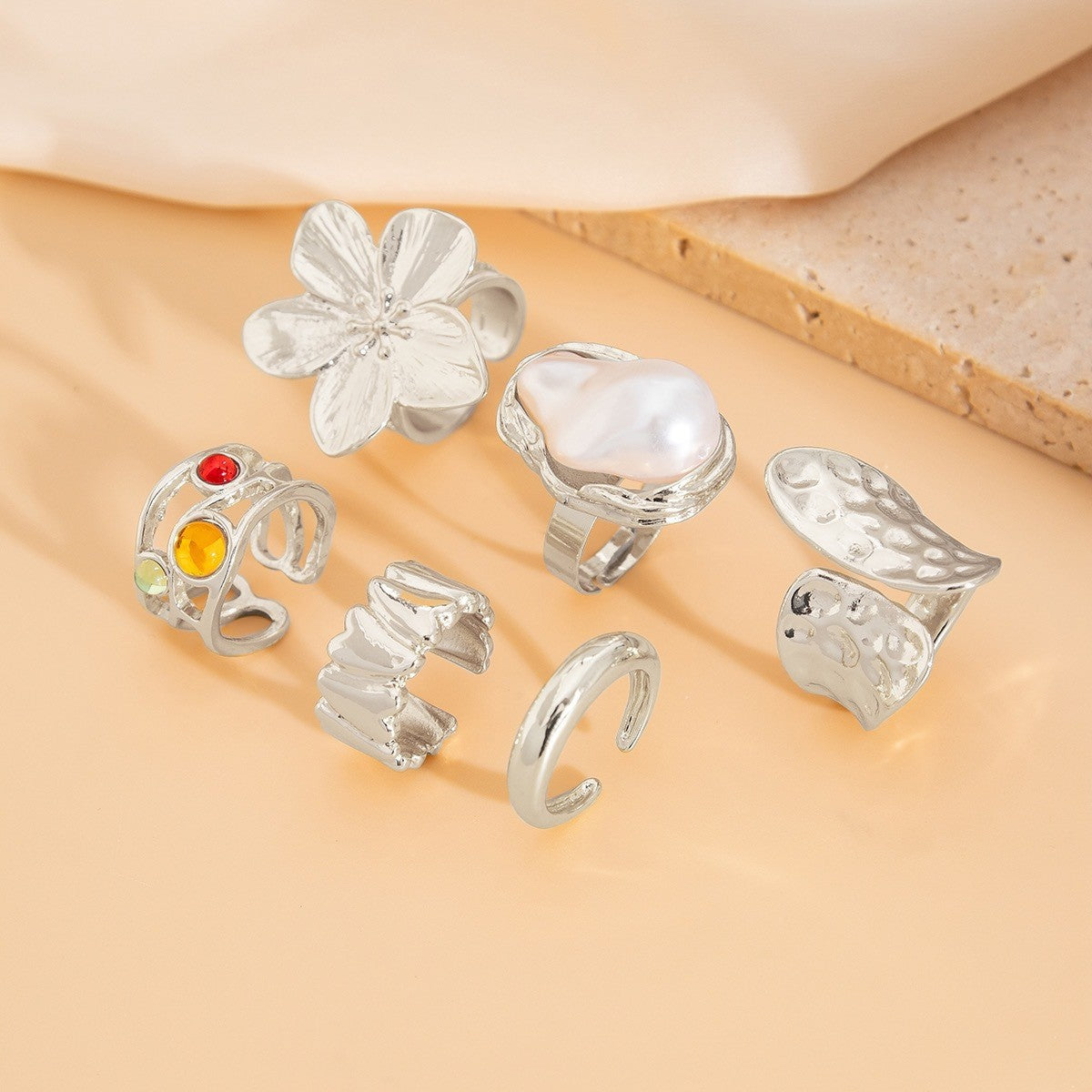 Wholesale Gold Plated Zinc Alloy Adjustable Flower Ring with Faux Pearl Accents Fashion Jewelry Accessory