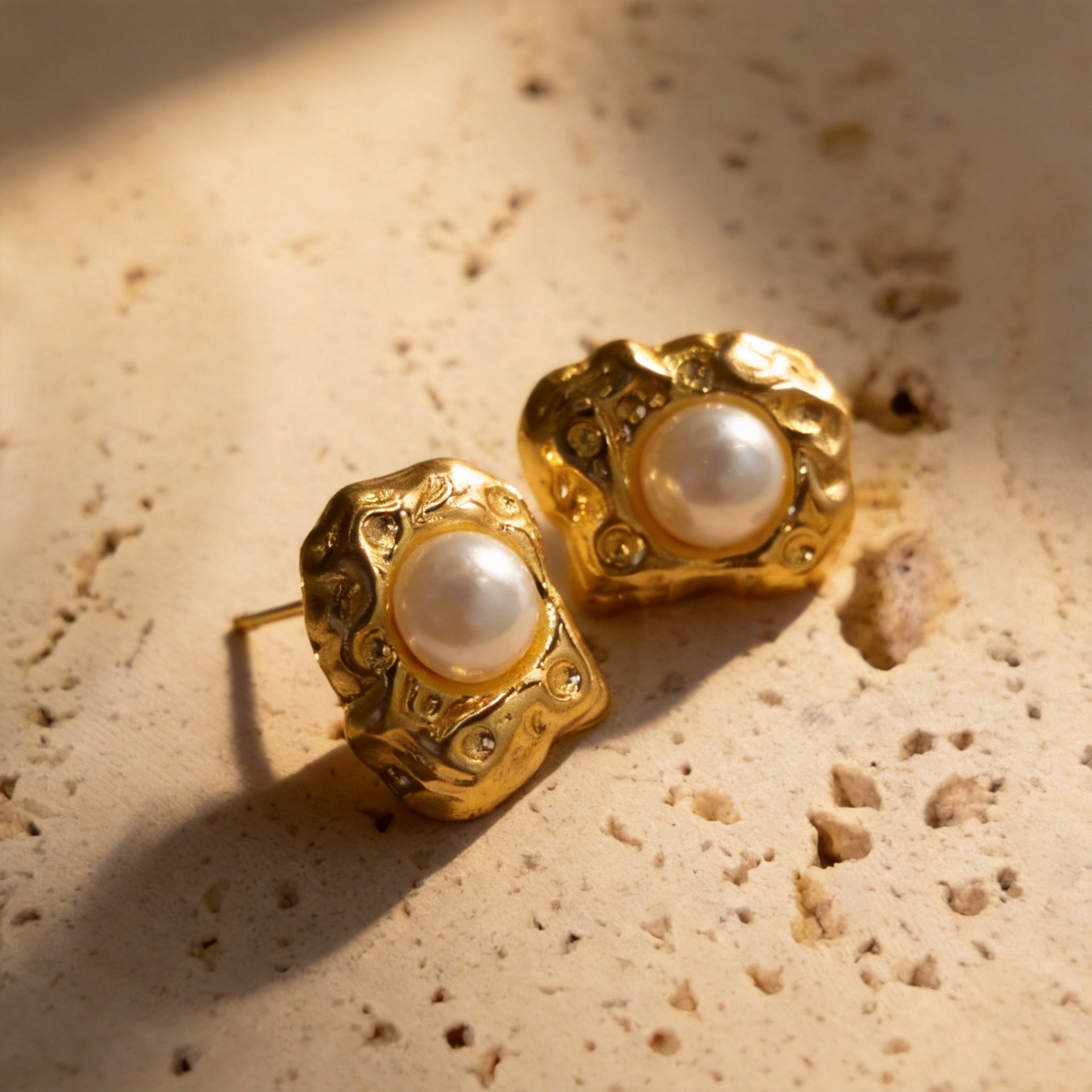 Wholesale Vintage Gold Flower Stud Earrings for Women,  Stainless Steel Chic Jewelry,  Party Fashion Accessory