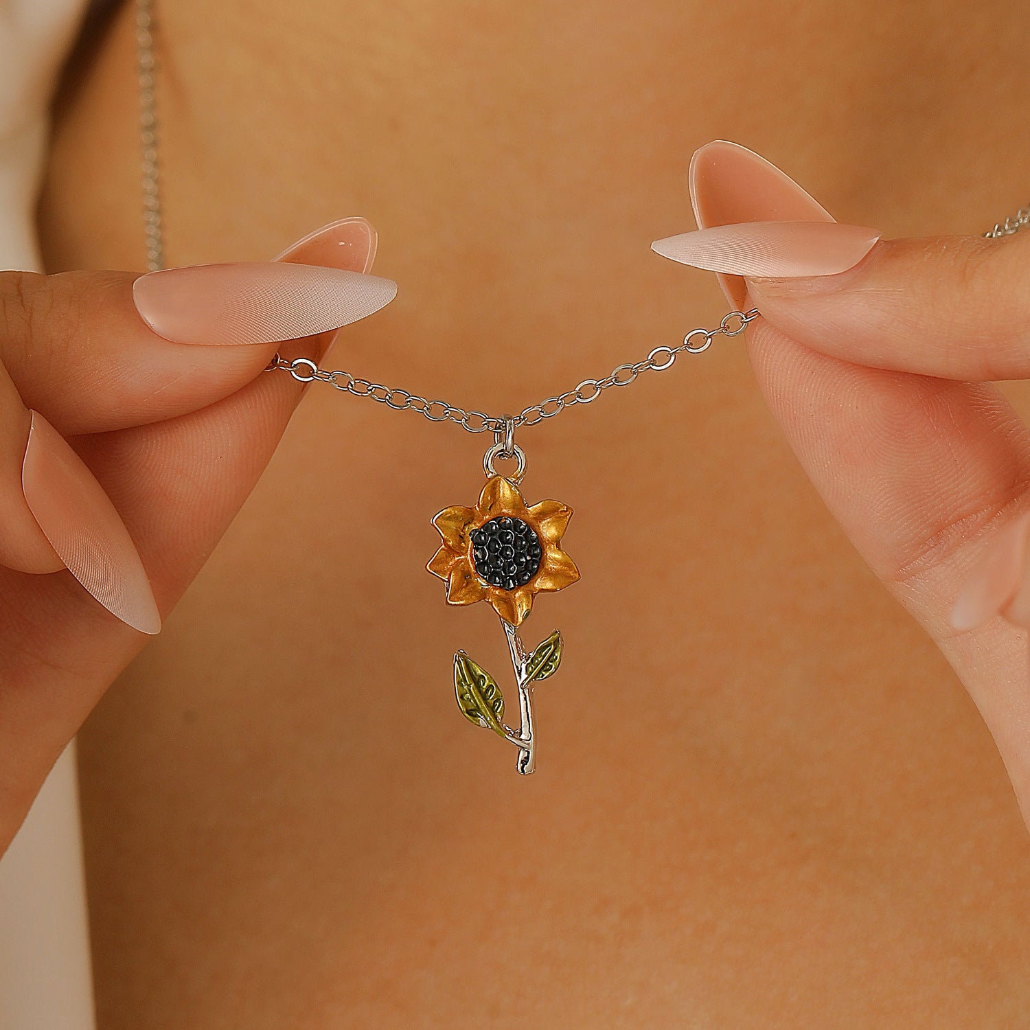 Wholesale Stylish Pearl Sunflower Pendant Necklace For Women Modern Layering Jewelry Accessory Gift Idea