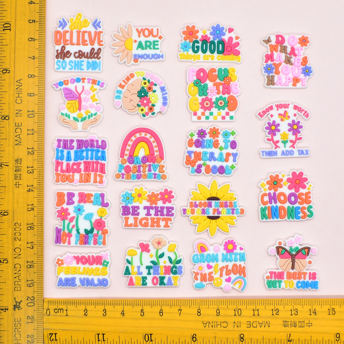 Decorazione casuale all'ingrosso della fibbia della scarpa di gomma morbida del PVC degli zoccoli della serie di frasi inglesi da 100 pezzi