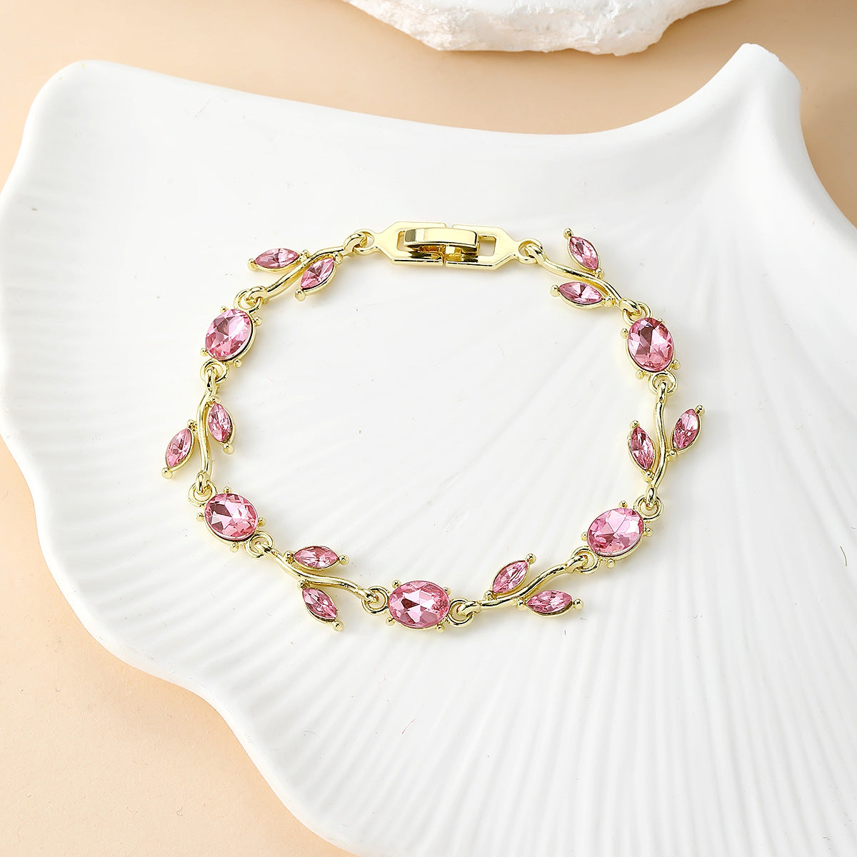 Wholesale Trendy Floral Leaf Bracelet - Zinc Alloy Fashion Accessory for Couples