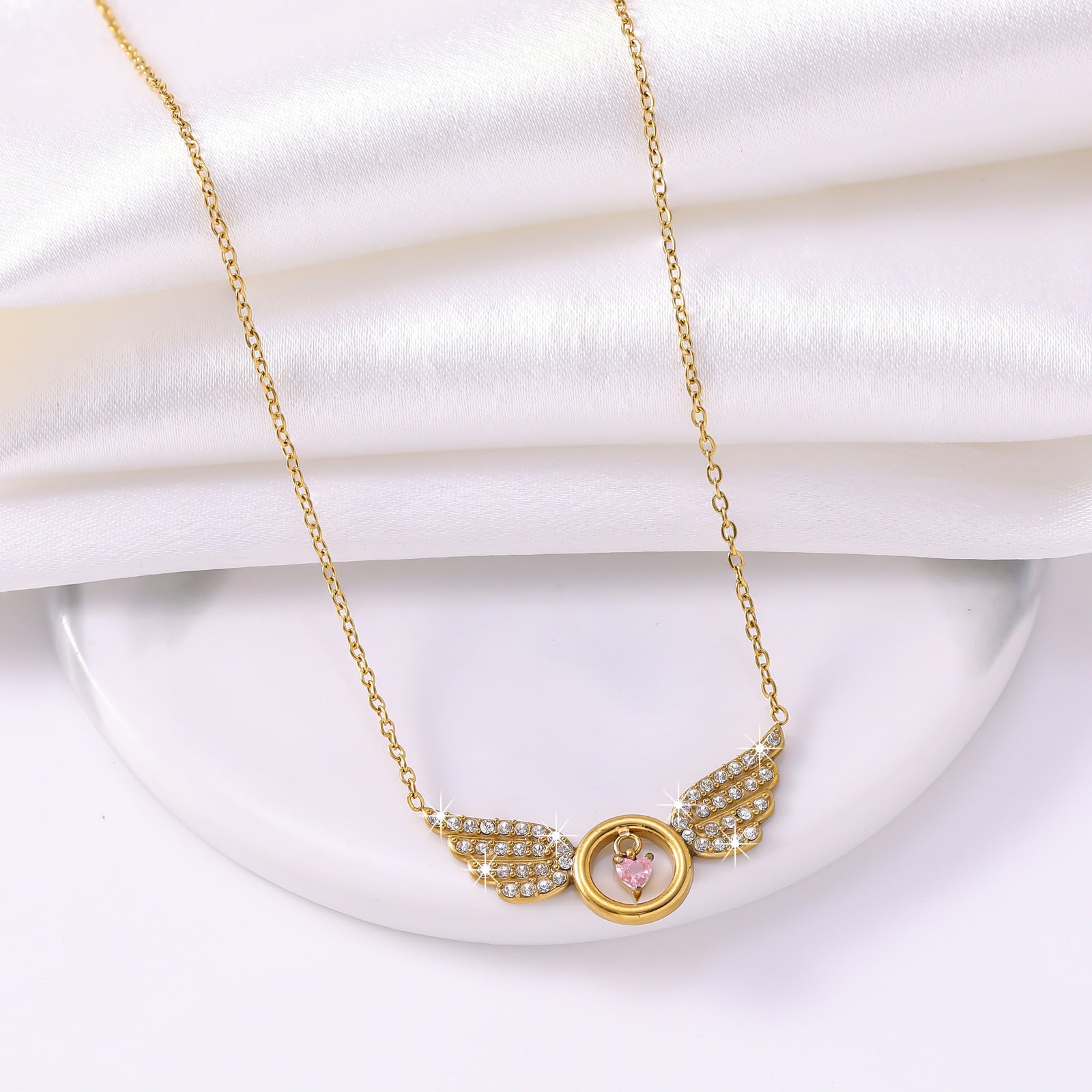Wholesale Chic Heart Pendant Necklace For Women Gold Plated Titanium Steel Collarbone Chain Minimalist Design Fashion Accessory Gift