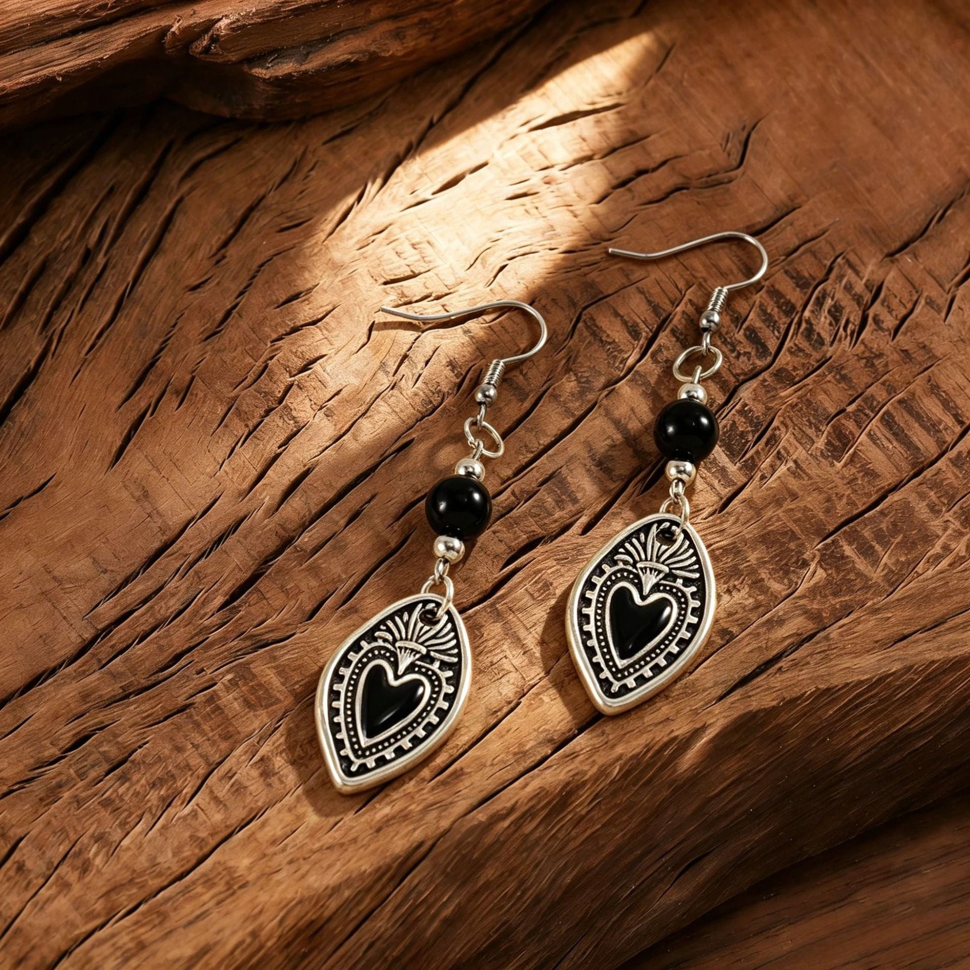 Wholesale Cross-border European and American style retro shield and heart earrings for women,  high-end alloy heart ear clips,  vintage style niche design