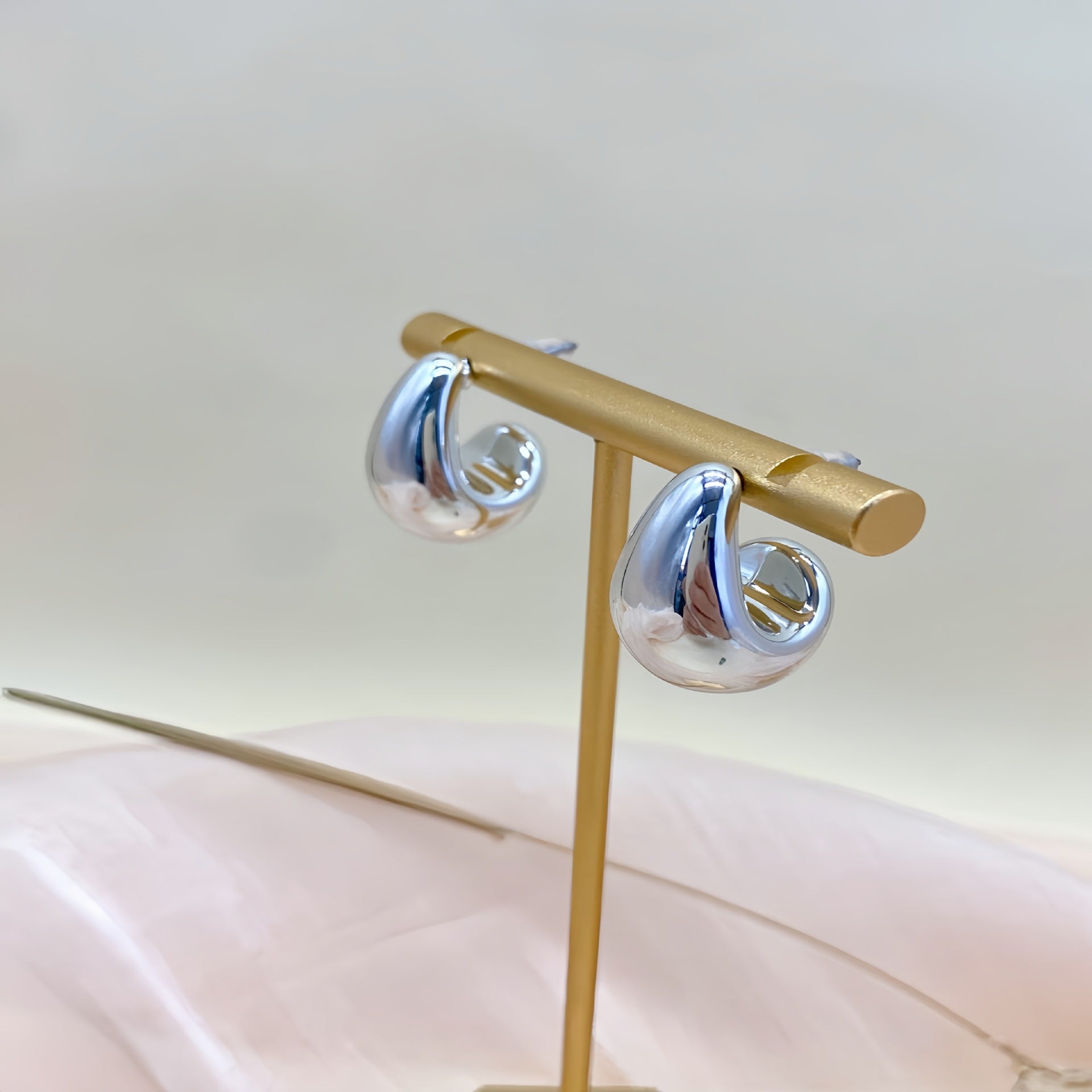 Wholesale Hollow Drop Stud Earrings For Women Chic Golden Alloy Design Everyday Wear Jewelry Accessory