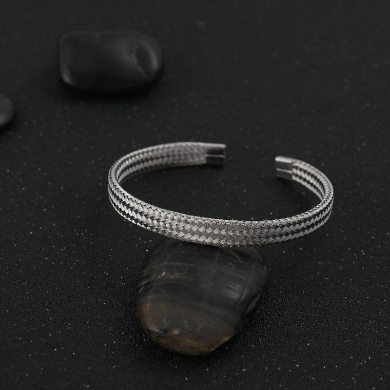 Bracciale intrecciato a maglia a forma di C in acciaio al titanio all'ingrosso