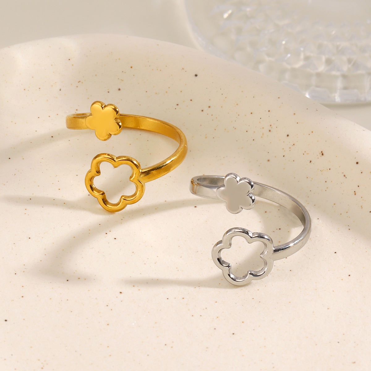 Wholesale Minimalist Hollow Flower Stainless Steel Ring,  Electroplated,  Fashion Accessory
