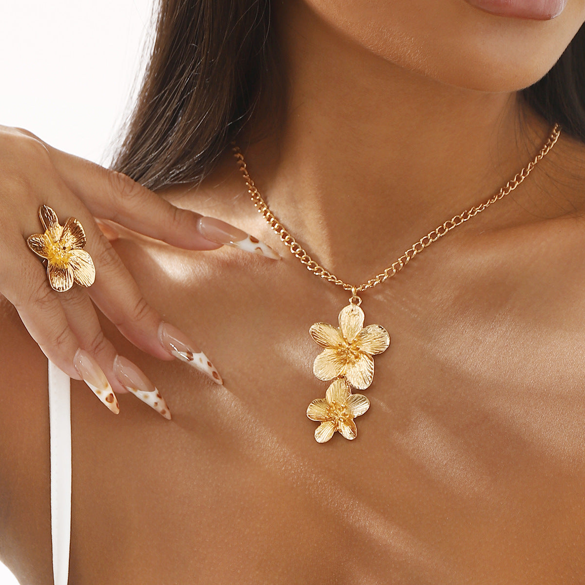 Acquista Orecchini semplici in stile metallo, collana di fiori retrò, anello tutto-fiammifero di nicchia