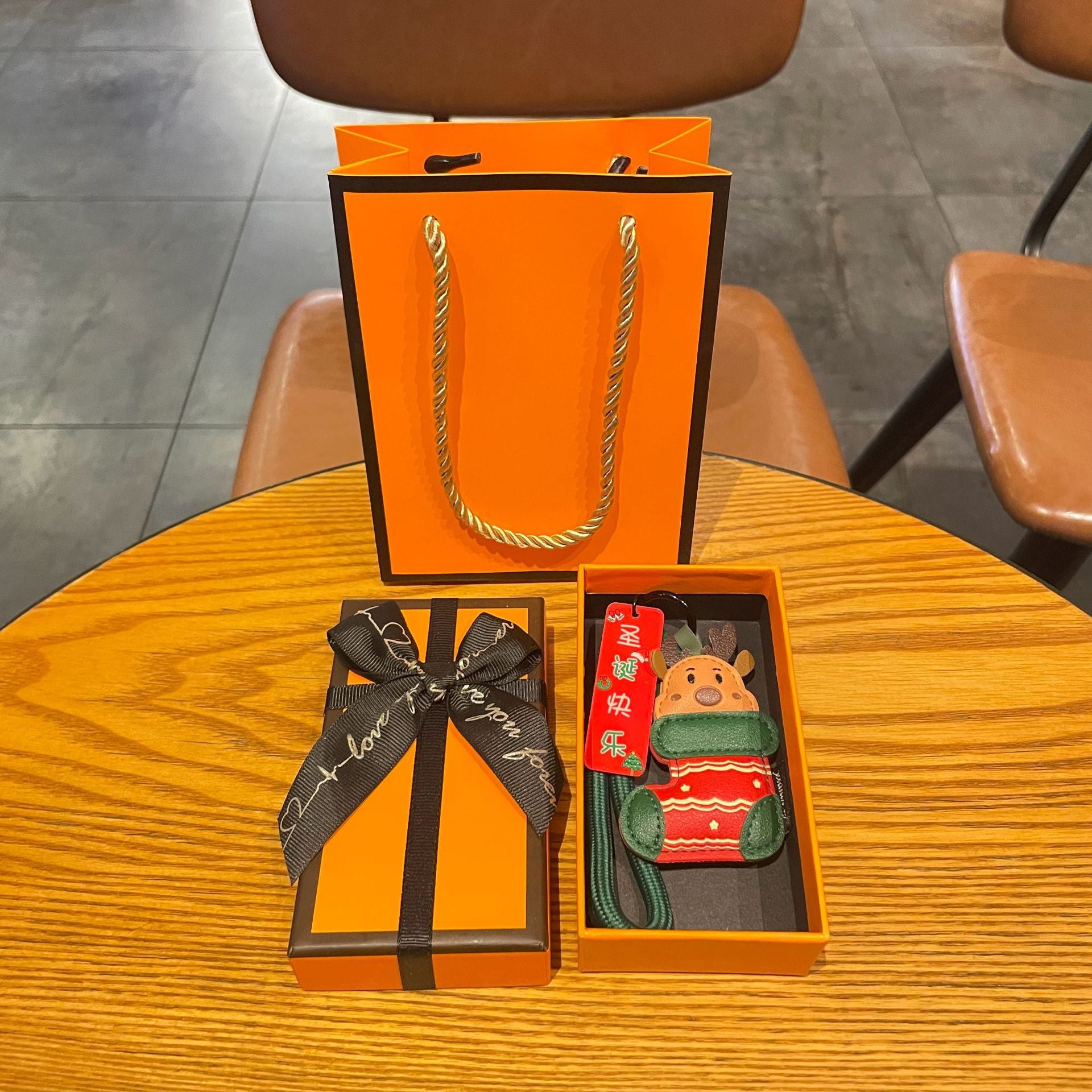 Wholesale Christmas decoration leather  keychain cute cartoon exquisite keychain