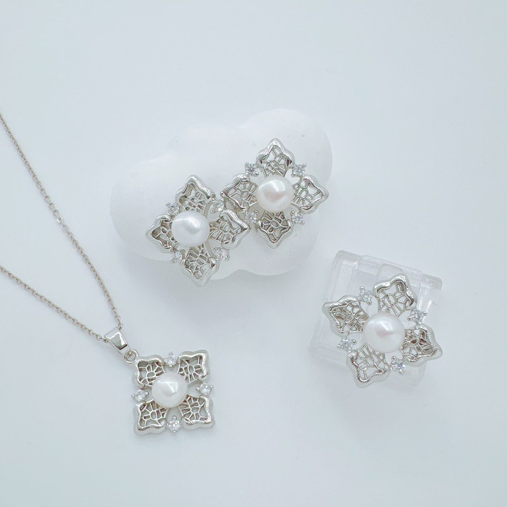 Wholesale Copper Zircon Jewelry Set with Four-Leaf Clover Design,  Real Gold Electroplated Fashion Accessory for Women Party Wear