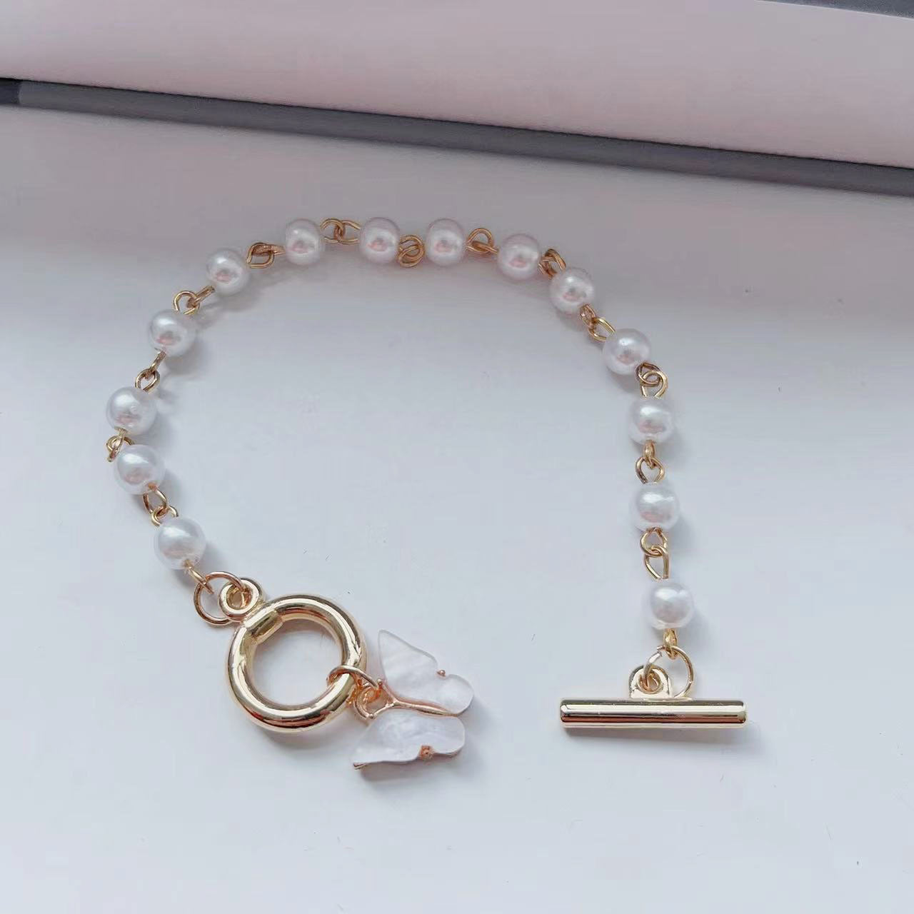 Wholesale Gold Butterfly Pearl Bracelet Women' s Boutique Resale Accessory