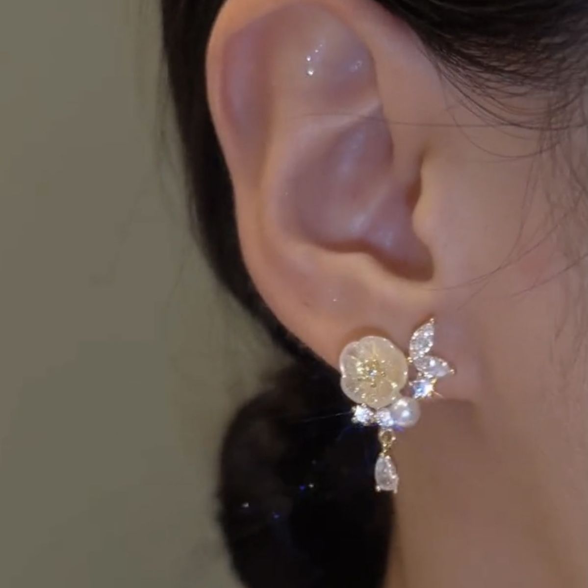 Wholesale Pearl Flower Light Luxury Vintage Earrings