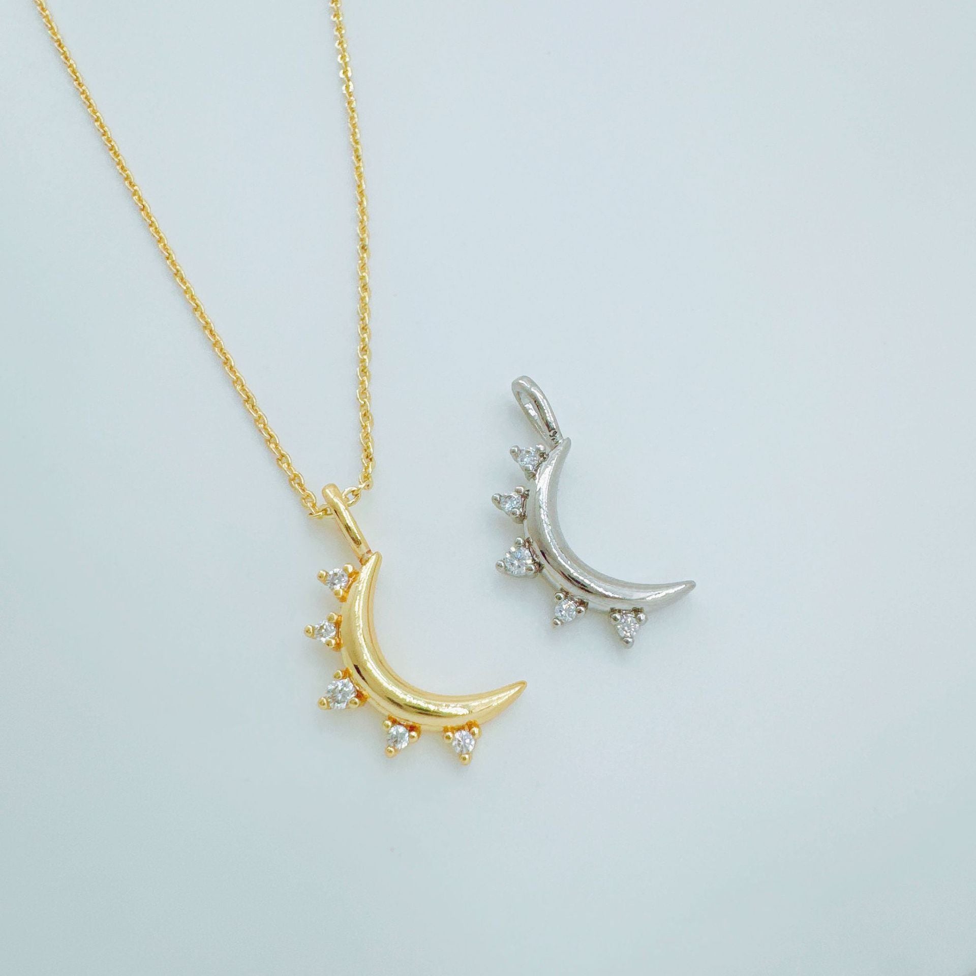 Wholesale Moon Necklace European Style Gold Plated Copper Pendant Fashion Jewelry Accessory Boutique Gift