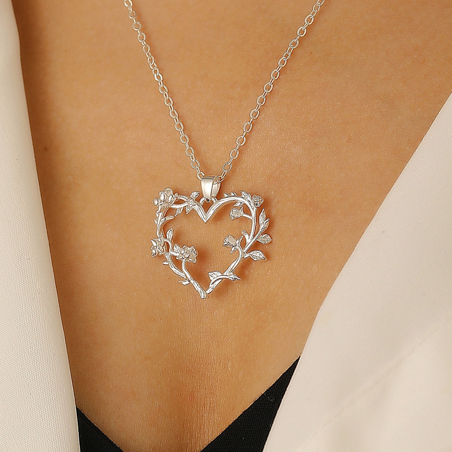 Wholesale Love Rose Necklace  Flower Heart-shaped Clavicle Chain