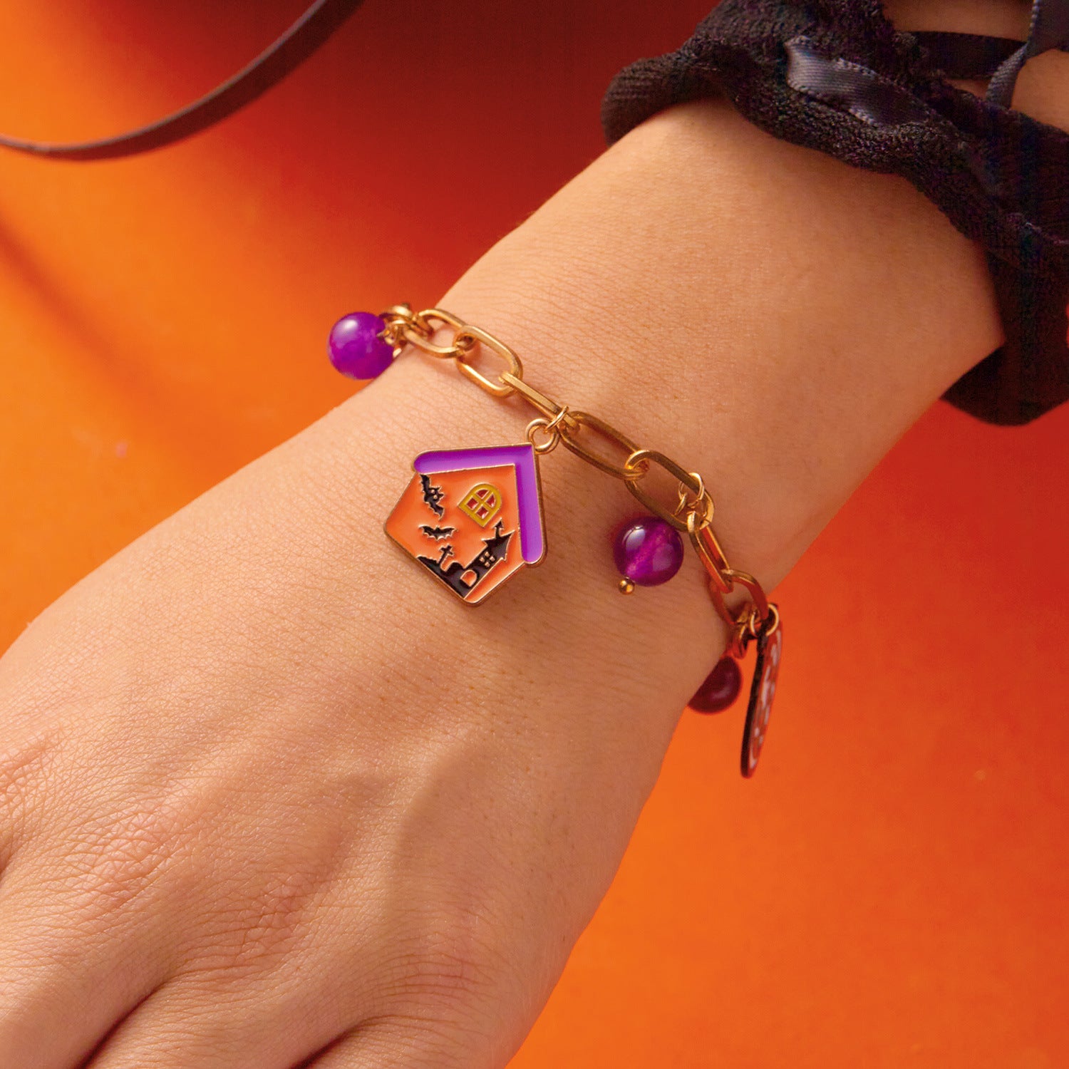 Wholesale Alloy Electroplated  Bracelet with Pumpkin Bat  Web Ghost Pendants - Stylish Jewelry Accessory for Unisex