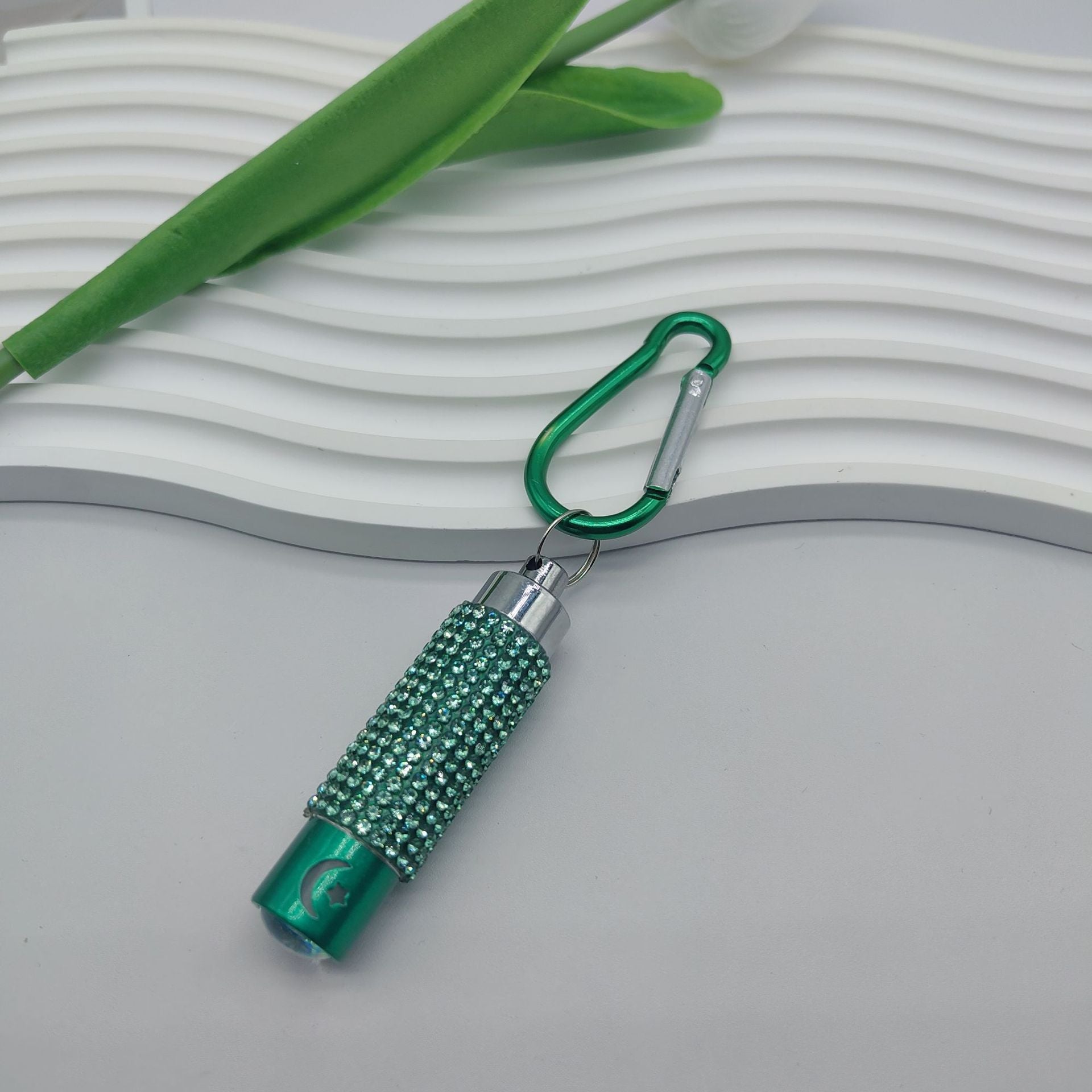 Wholesale  fashion popular portable diamond aluminum alloy field high brightness flashlight