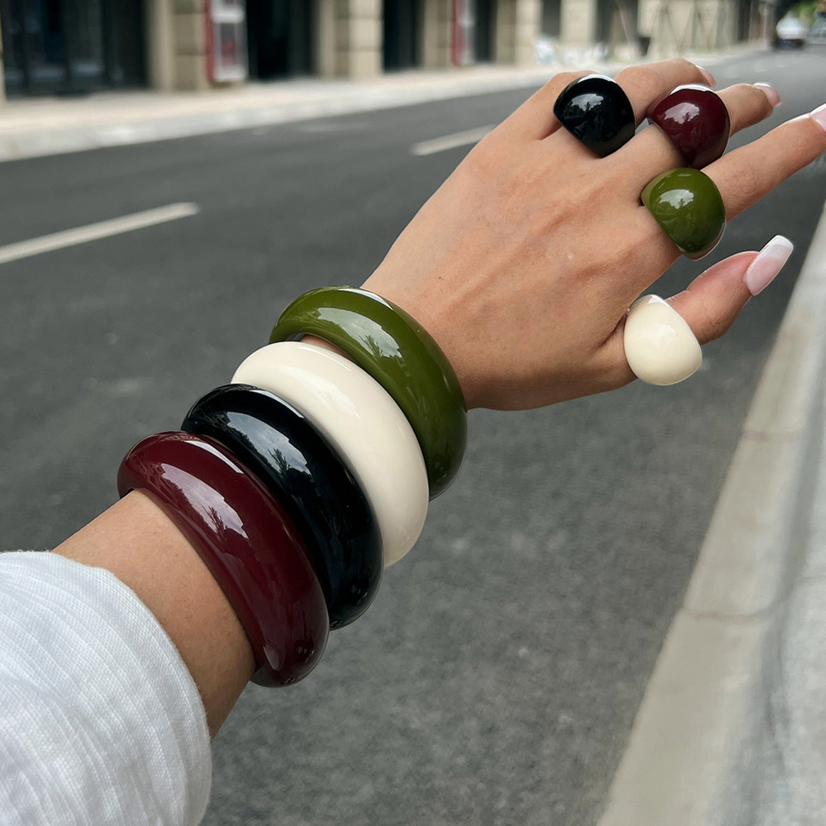 Wholesale Non Fading Resin Bracelet Curved Polished Vintage Style Trendy Jewelry Accessory For Everyday Wear
