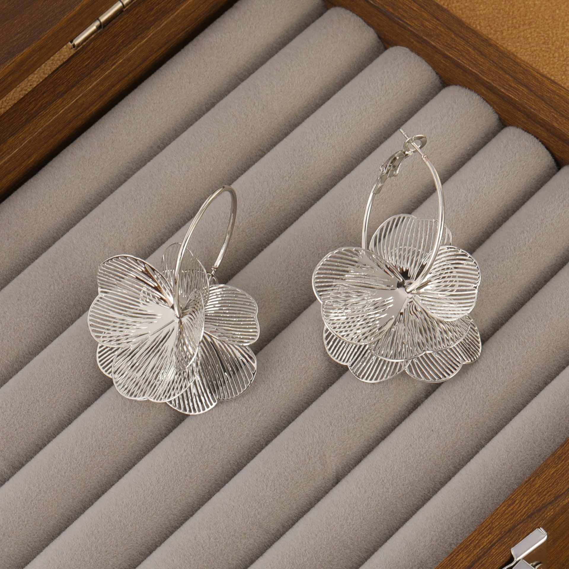 Wholesale Metal Camellia Flower Earrings Hollow Leaf Design Gold Electroplated Fashion Jewelry Accessory